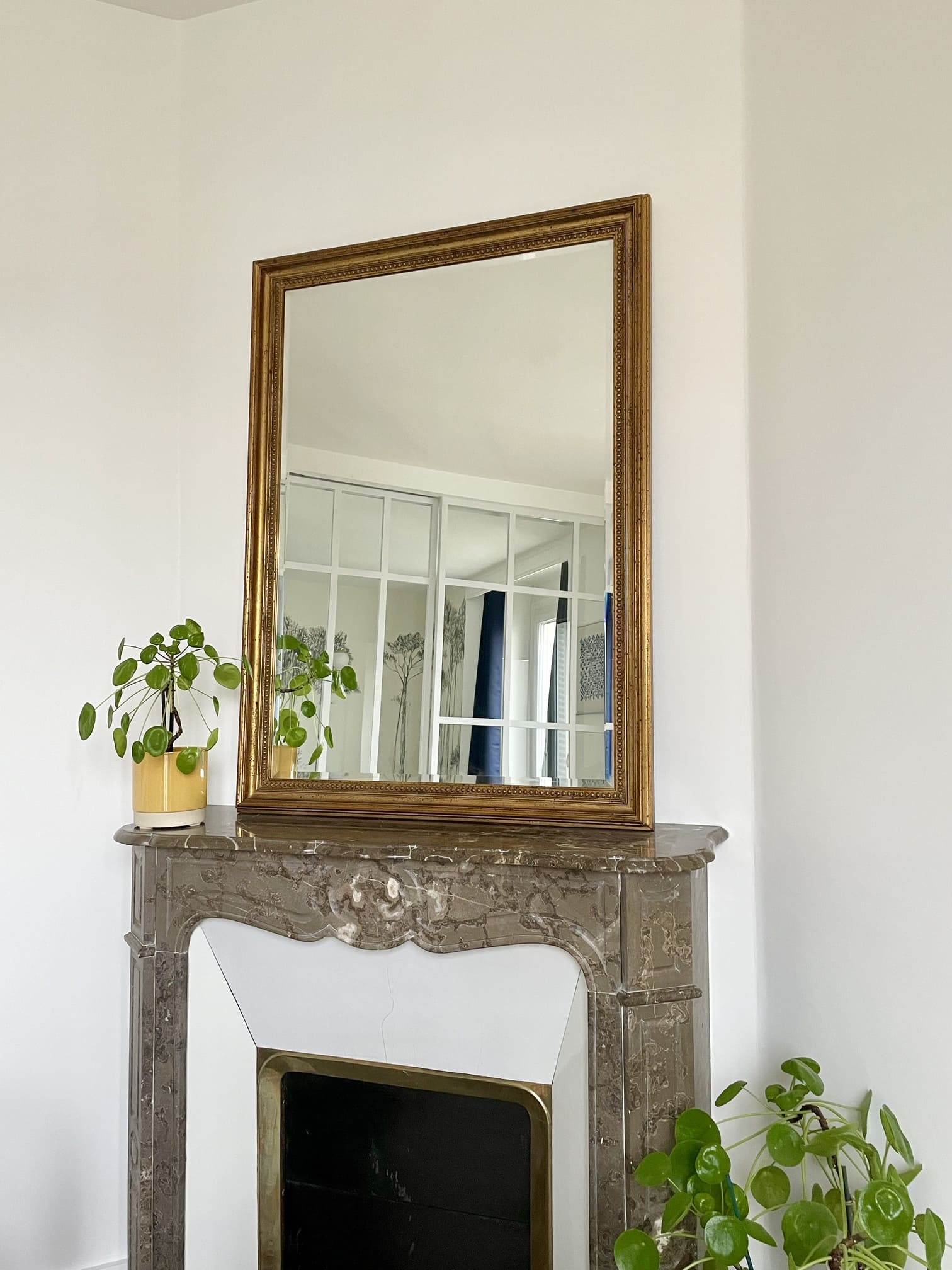 salon avec cheminée marbre rénovation partielle appartement Paris Happy Pog Charlotte Gille salon avec cheminée marbre rénovation partielle appartement Paris Happy Pog Charlotte Gille