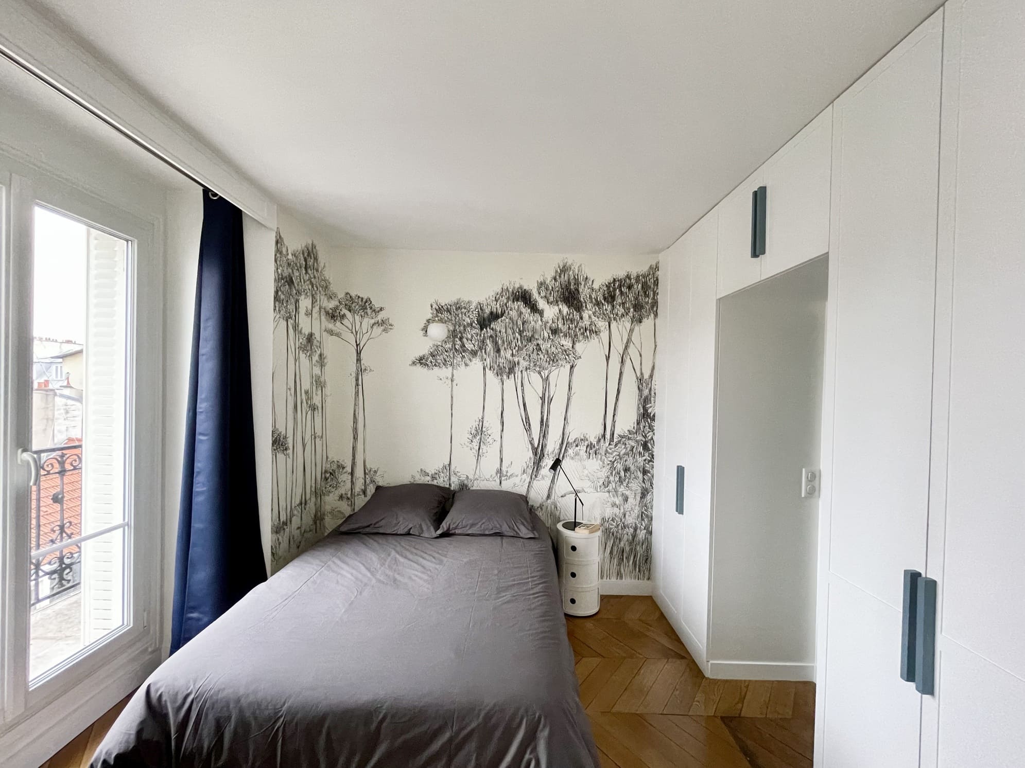 chambre papier-peint panoramique rénovation partielle appartement Paris Happy Pog Charlotte Gille chambre papier-peint panoramique rénovation partielle appartement Paris Happy Pog Charlotte Gille