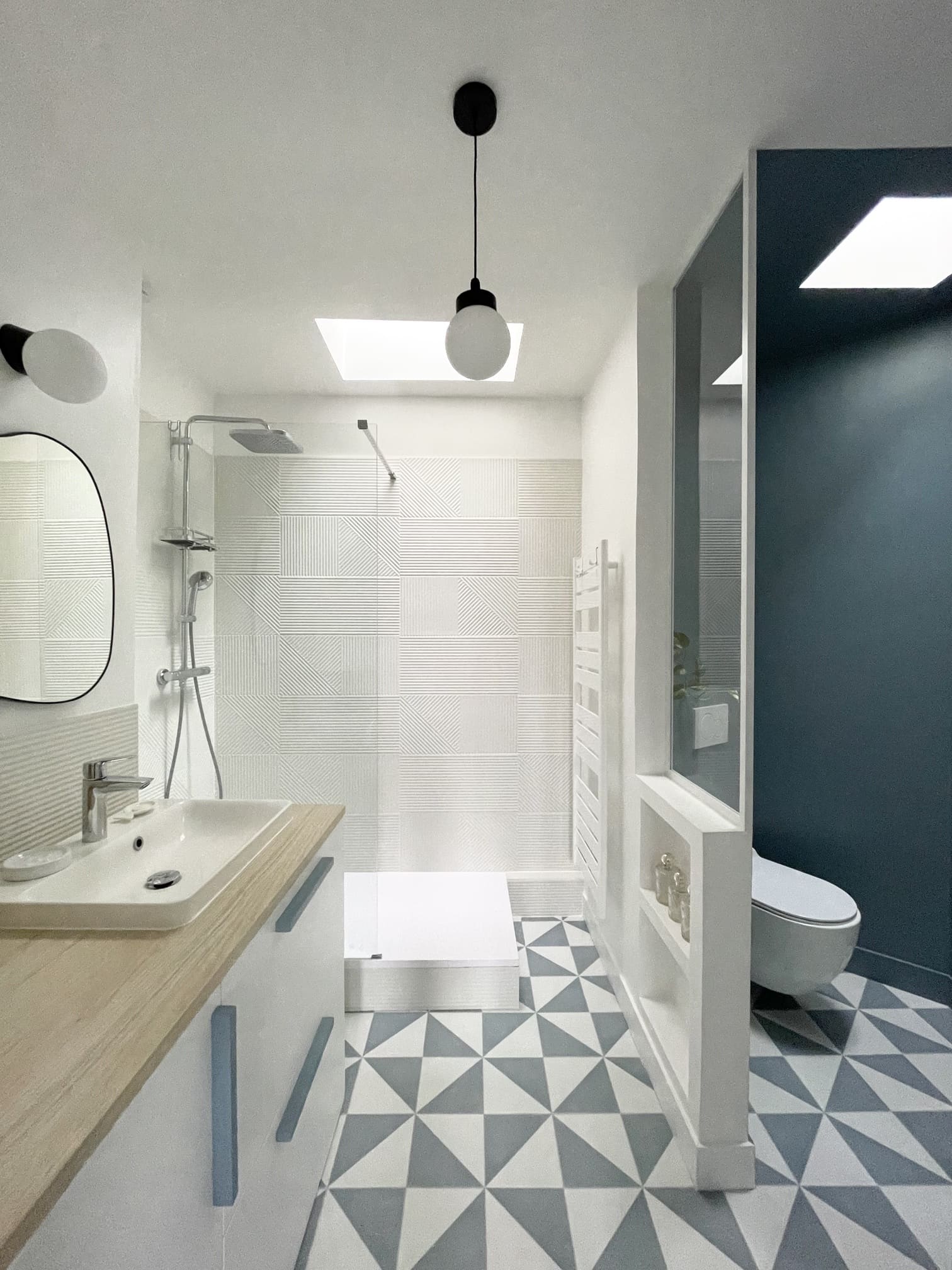 salle de bain avec wc rénovation partielle appartement Paris Happy Pog Charlotte Gille salle de bain avec wc rénovation partielle appartement Paris Happy Pog Charlotte Gille