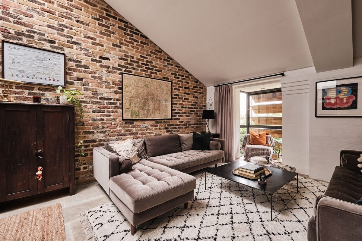 salon maison de ville style loft mur briques