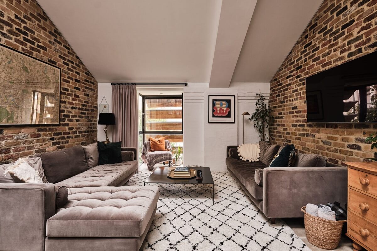 salon maison de ville style loft mur briques