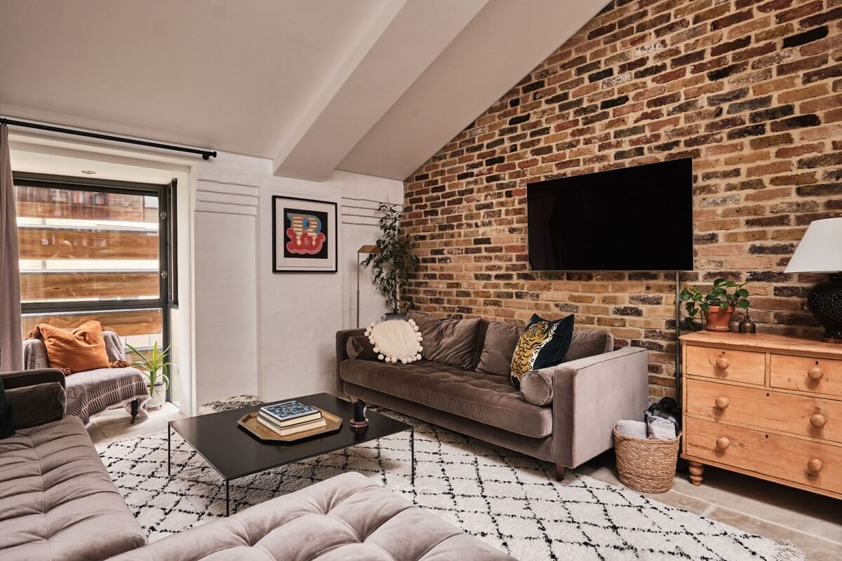 salon maison de ville style loft mur briques