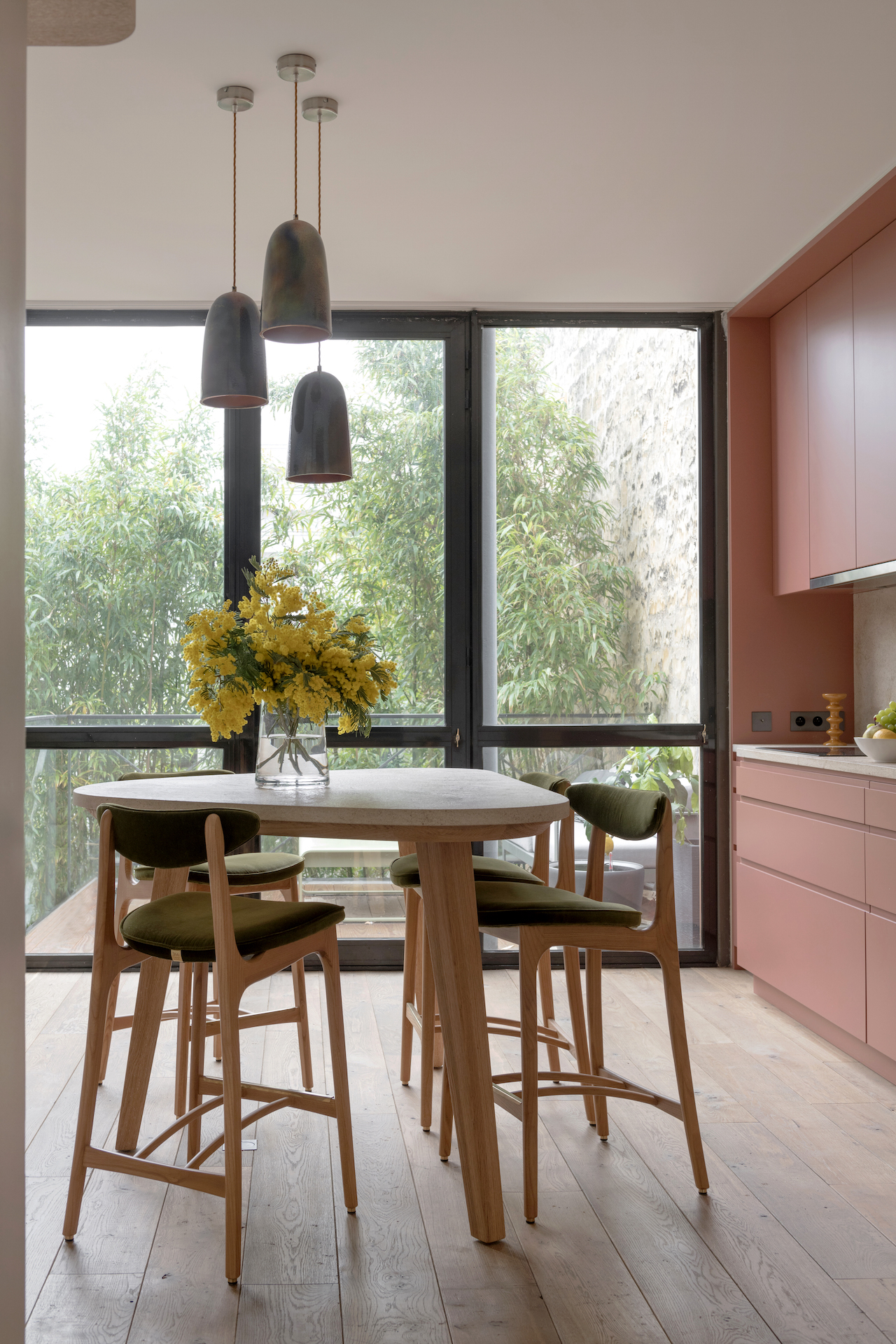 cuisine rose appartement Boulogne Agence La Vie en Couleurs Photo : © Sabine Serrad