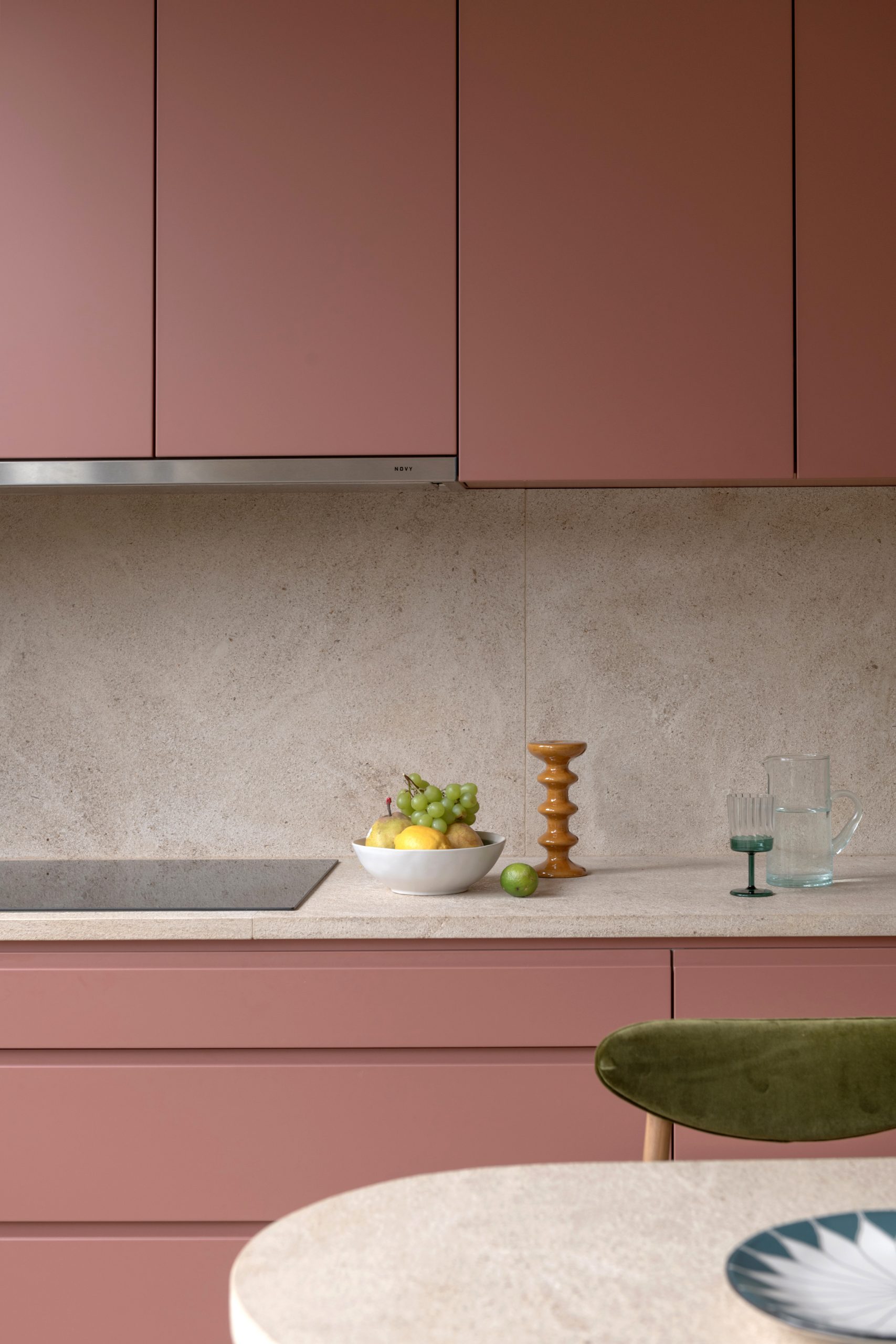 cuisine rose appartement Boulogne Agence La Vie en Couleurs Photo : © Sabine Serrad
