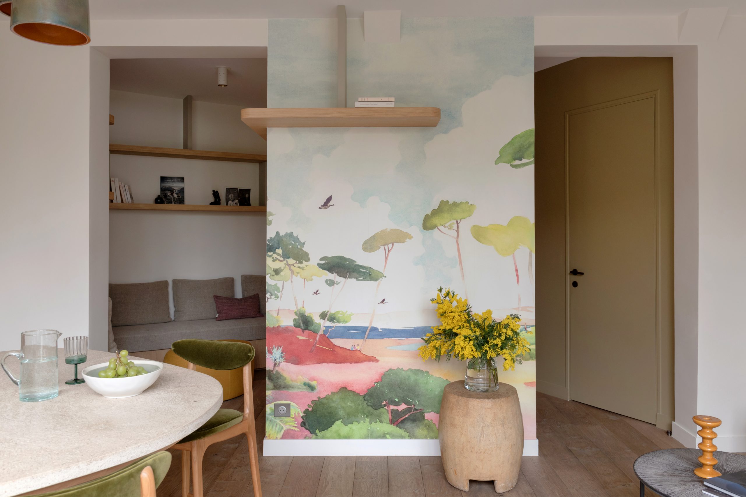 cuisine rose appartement Boulogne Agence La Vie en Couleurs Photo : © Sabine Serrad