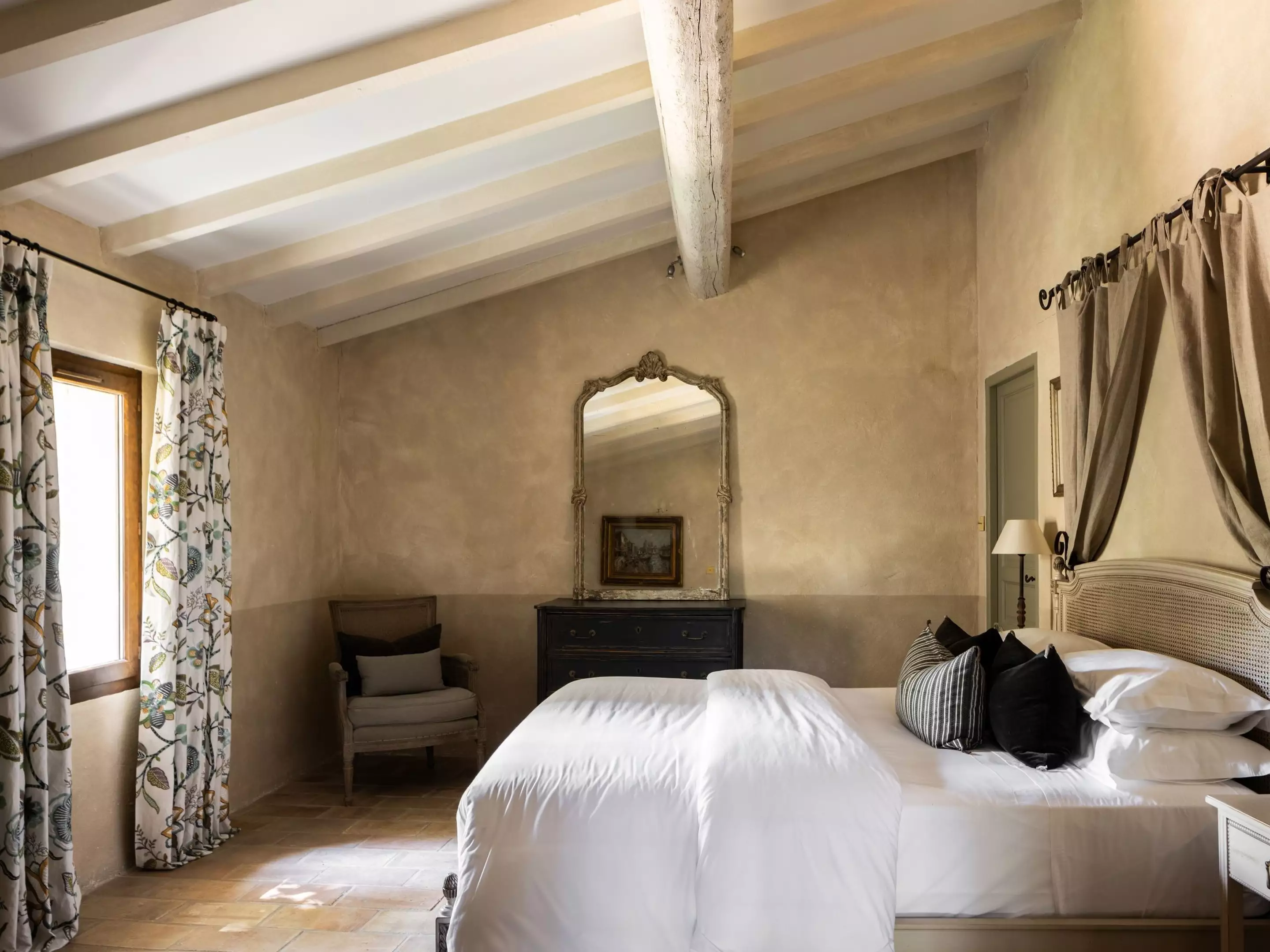 chambre décoration classique chic maison provençale en pierre le Mas des Platanes chambre décoration classique chic maison provençale en pierre le Mas des Platanes