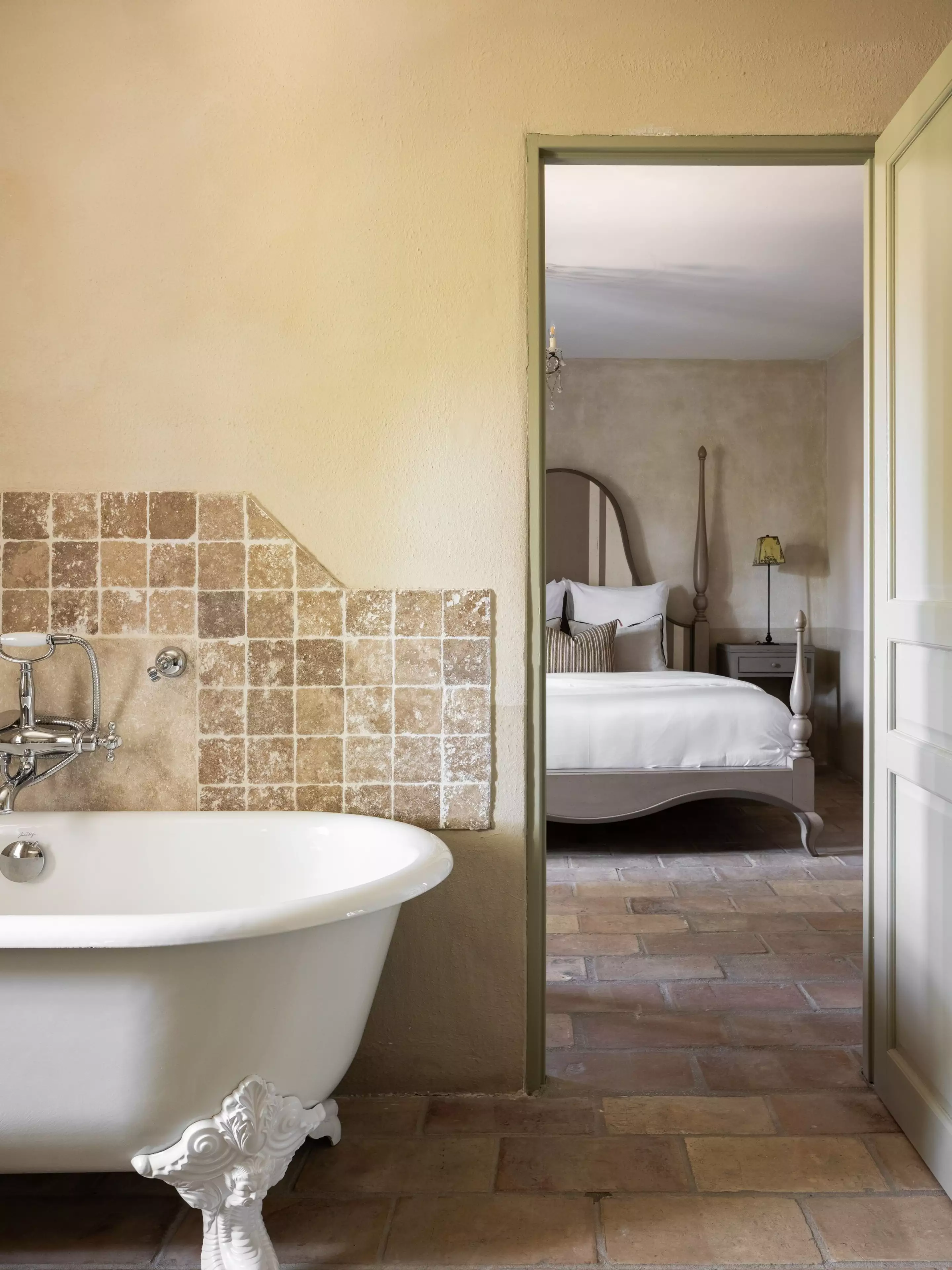 chambre avec salle de bain rétro le Mas des Platanes chambre avec salle de bain rétro le Mas des Platanes