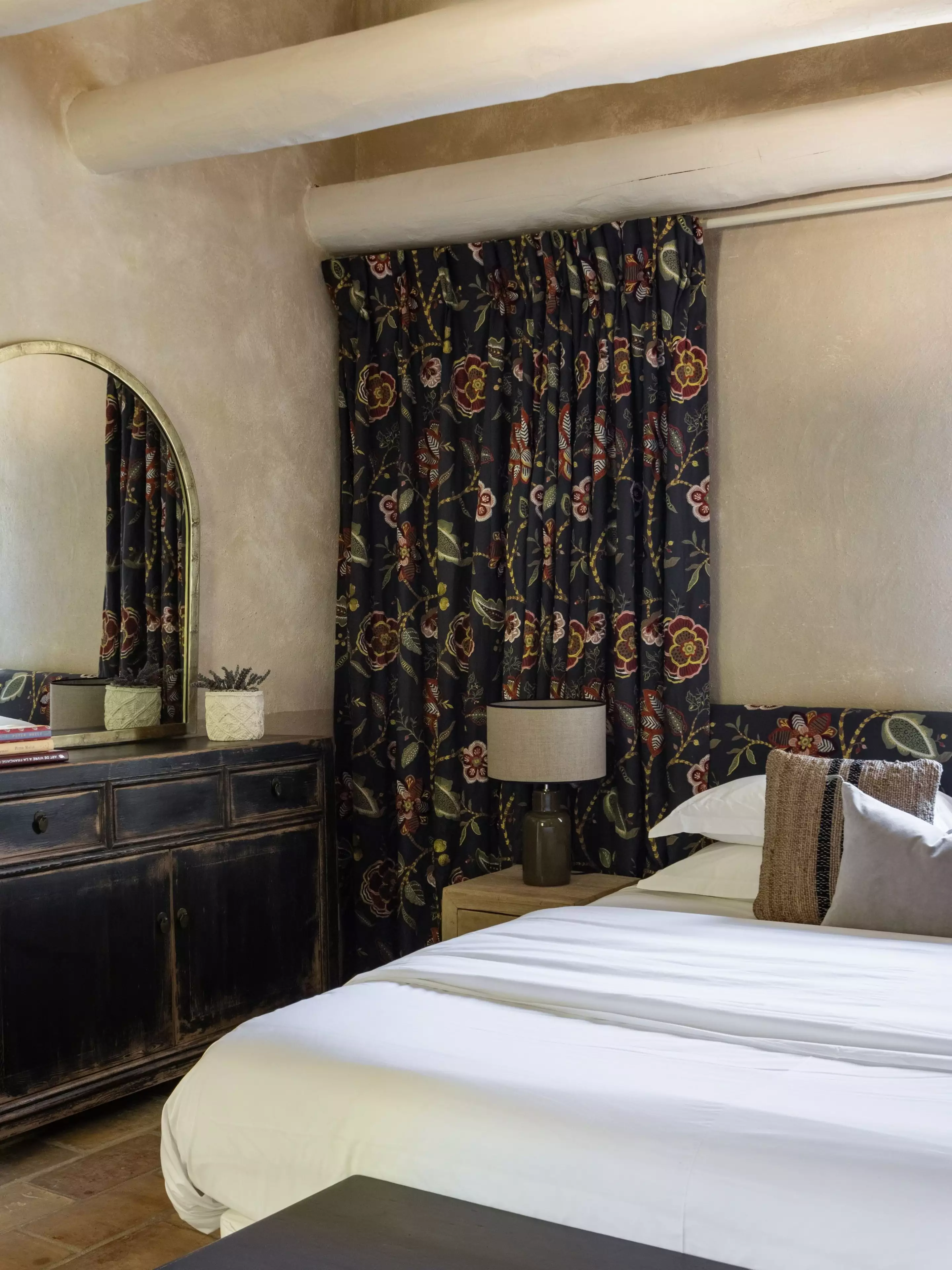 chambre décoration rétro maison provençale en pierre le Mas des Platanes chambre décoration rétro maison provençale en pierre le Mas des Platanes