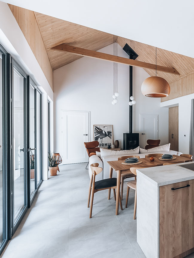 salon double hauteur avec cuisine ouverte