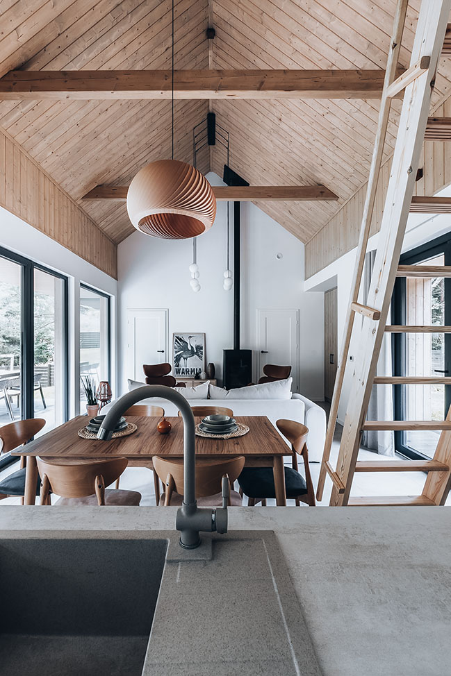 salon double hauteur maison en bois