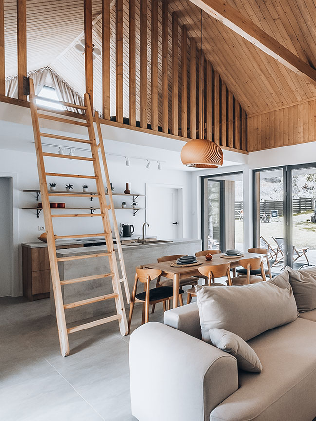 salon double hauteur maison en bois