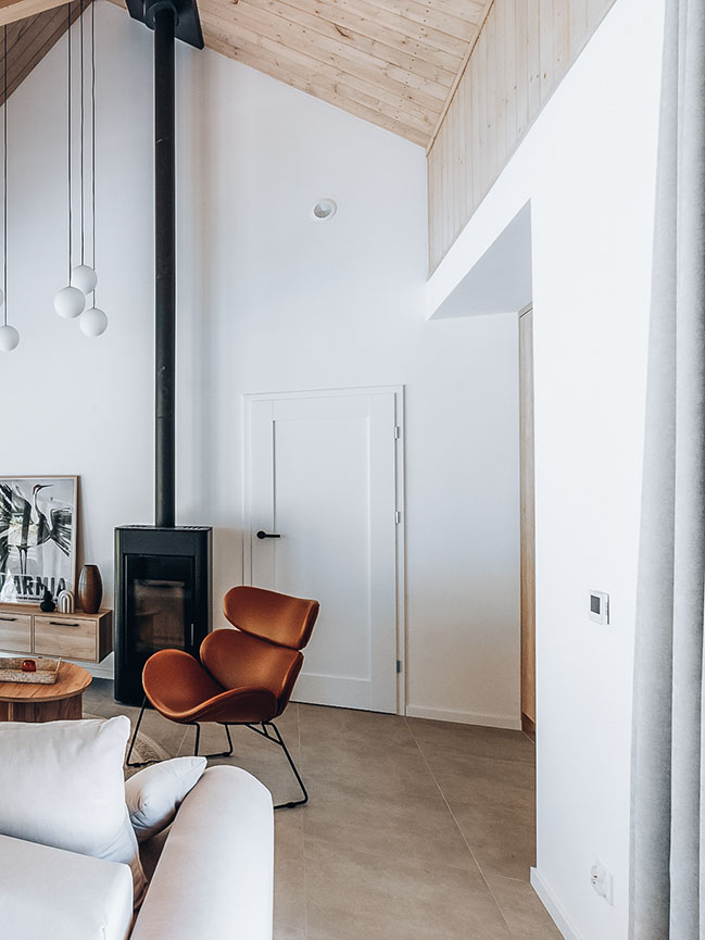 salon double hauteur avec poêle