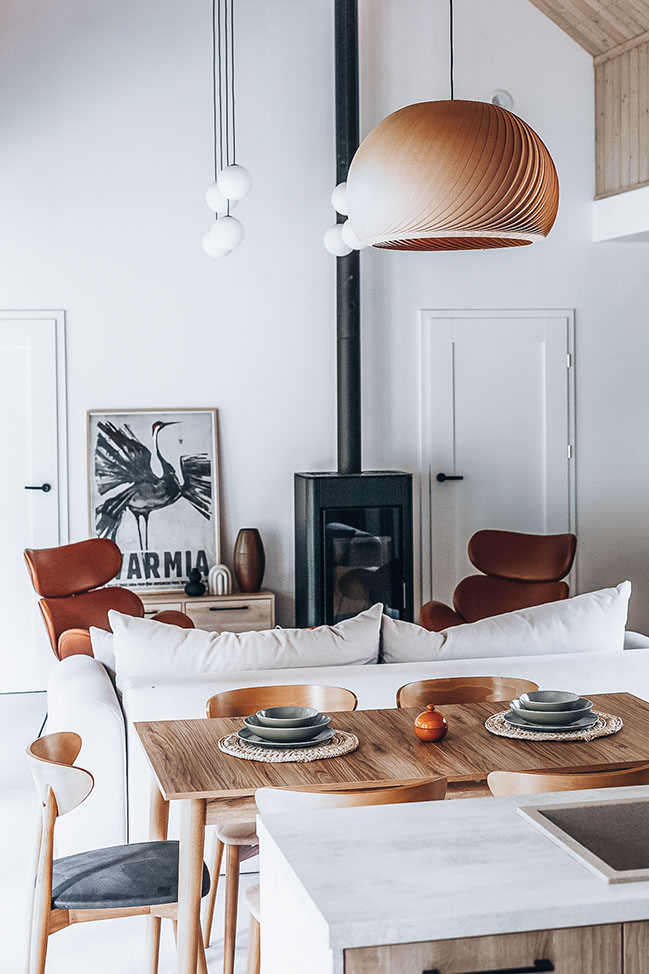 salon double hauteur avec poêle décoration design