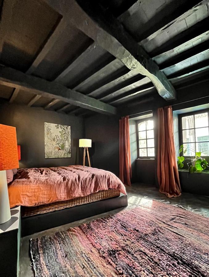 chambre avec poutres noirs maison ancienne en Gascogne Maison Duroy