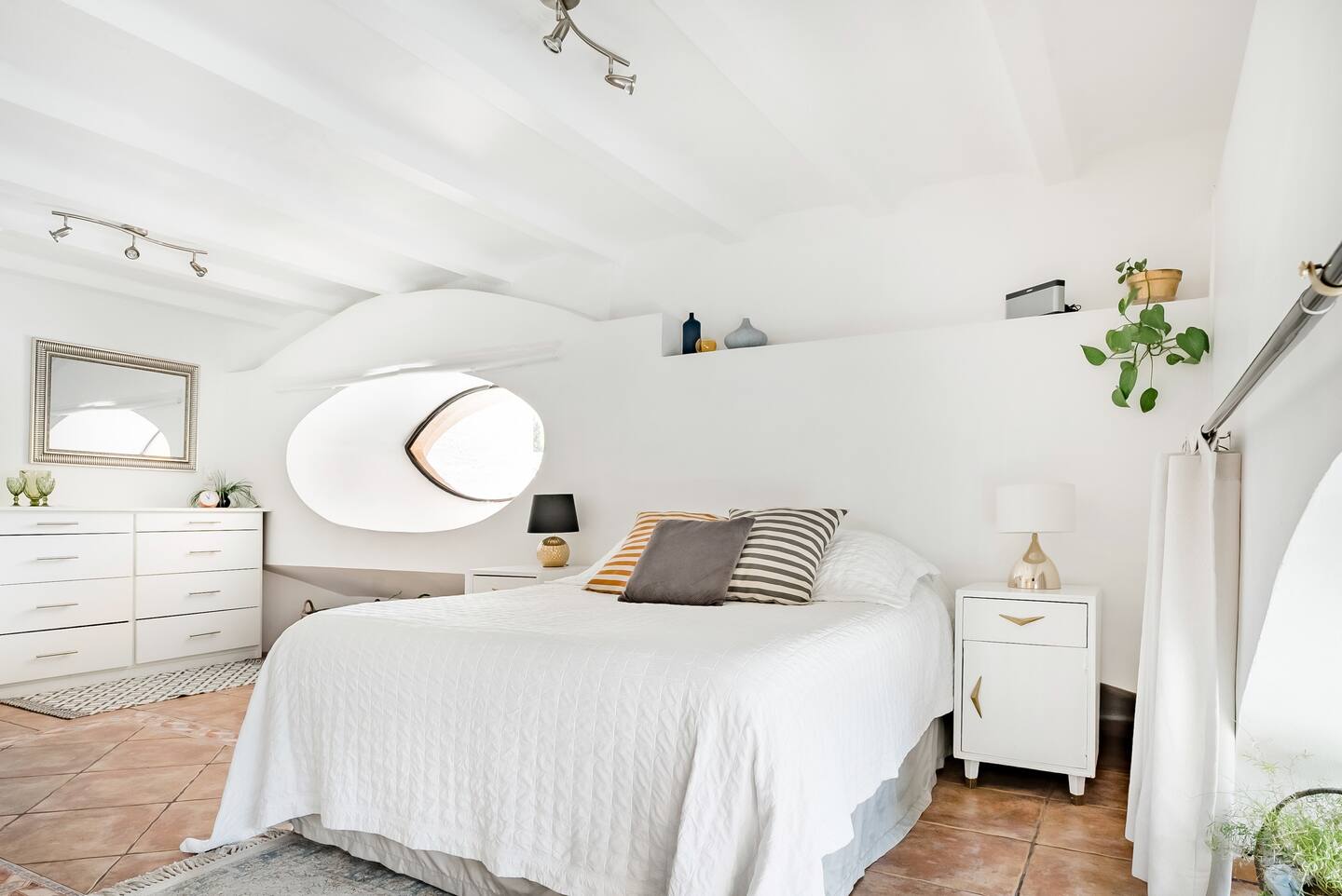chambre blanche basse décoration moderne