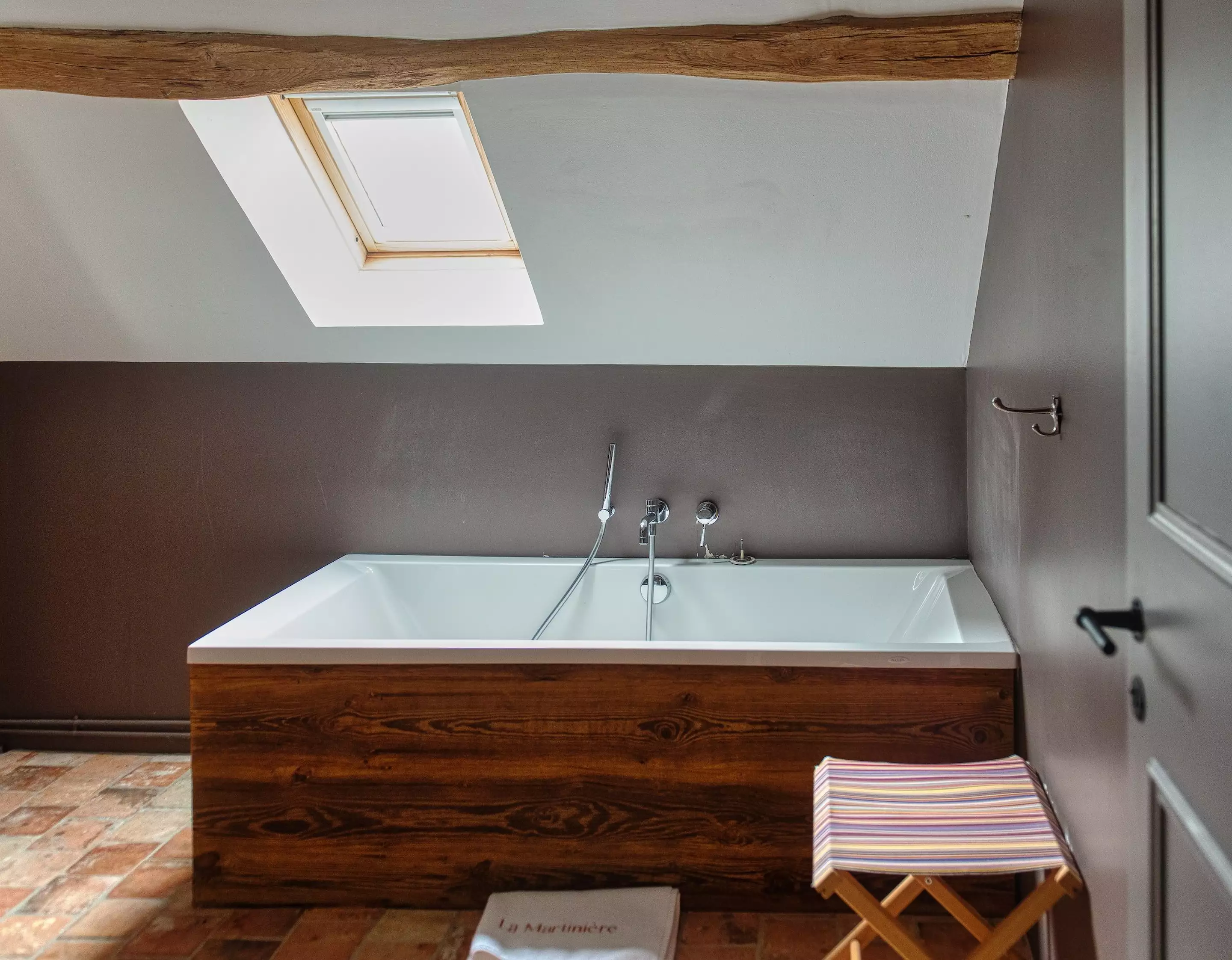 salle de bain avec velux