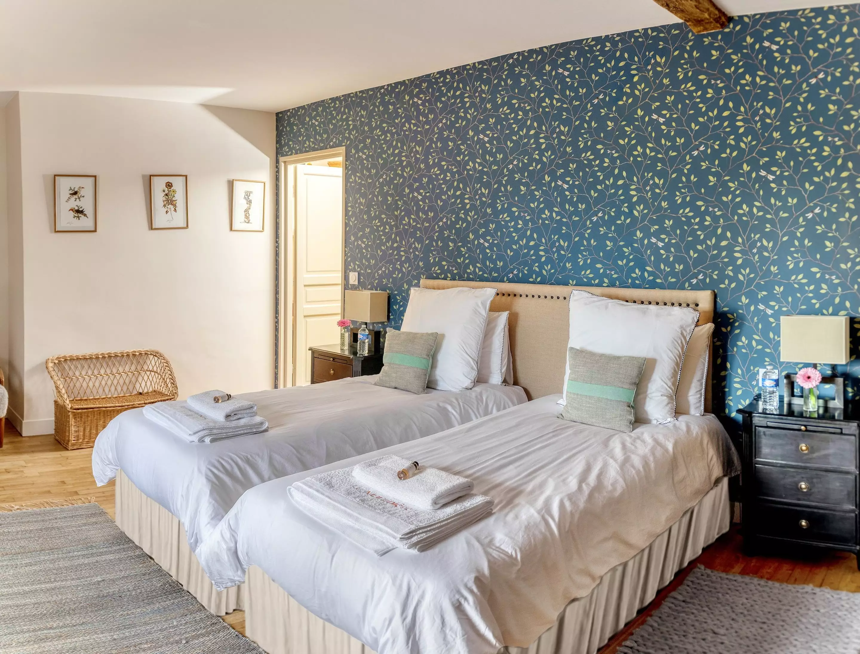 chambre à deux lits papier-peint bleu