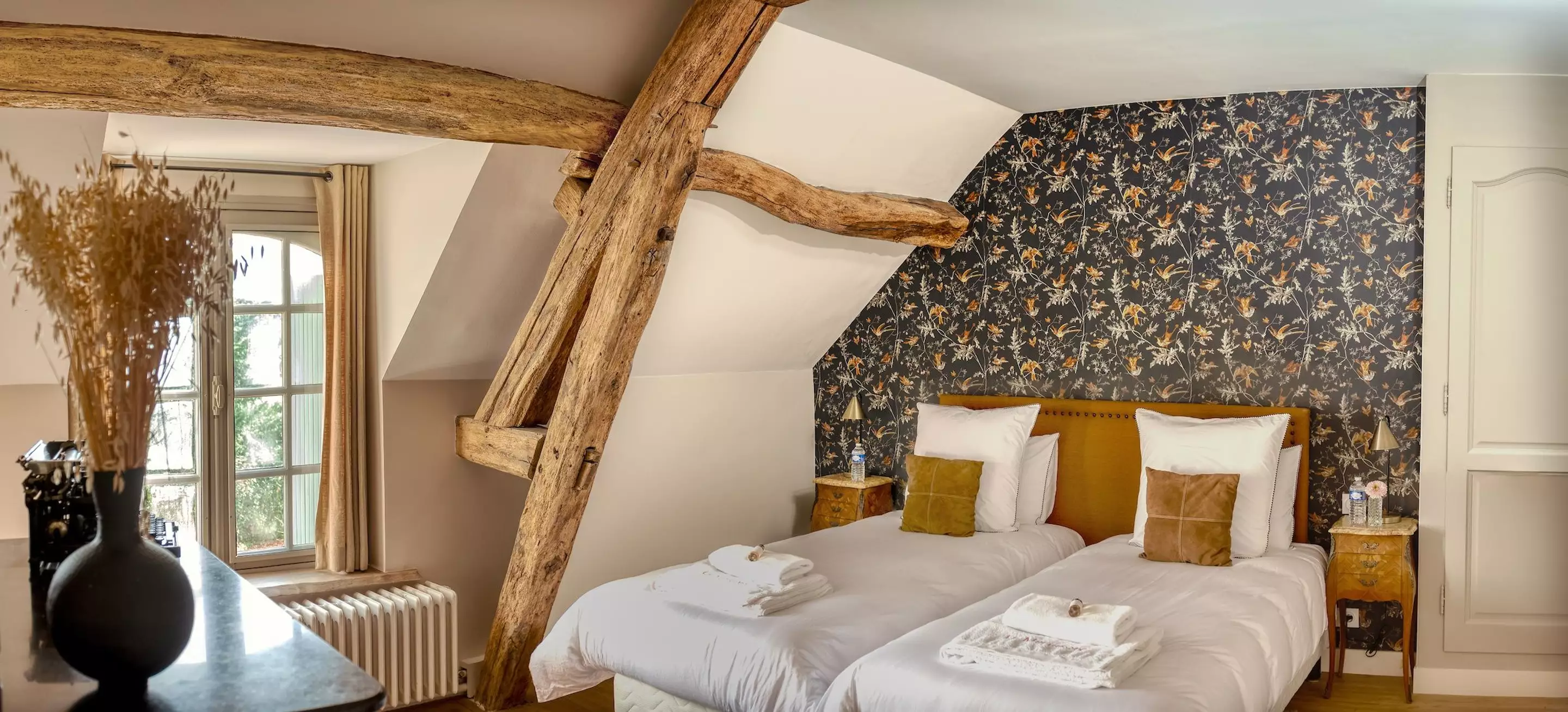 chambre avec poutres décoration rustique chic Villa Martinière