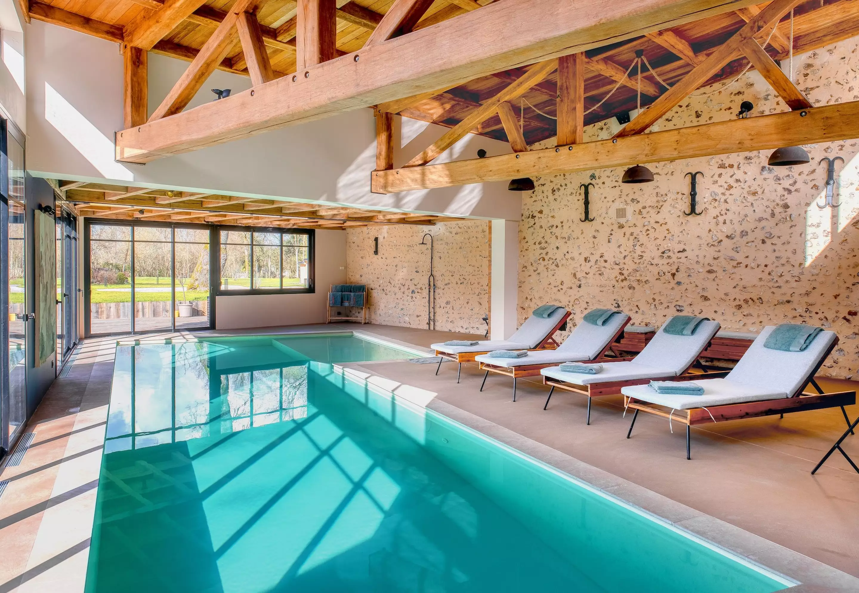 piscine intérieure décoration rustique chic Villa Martinière