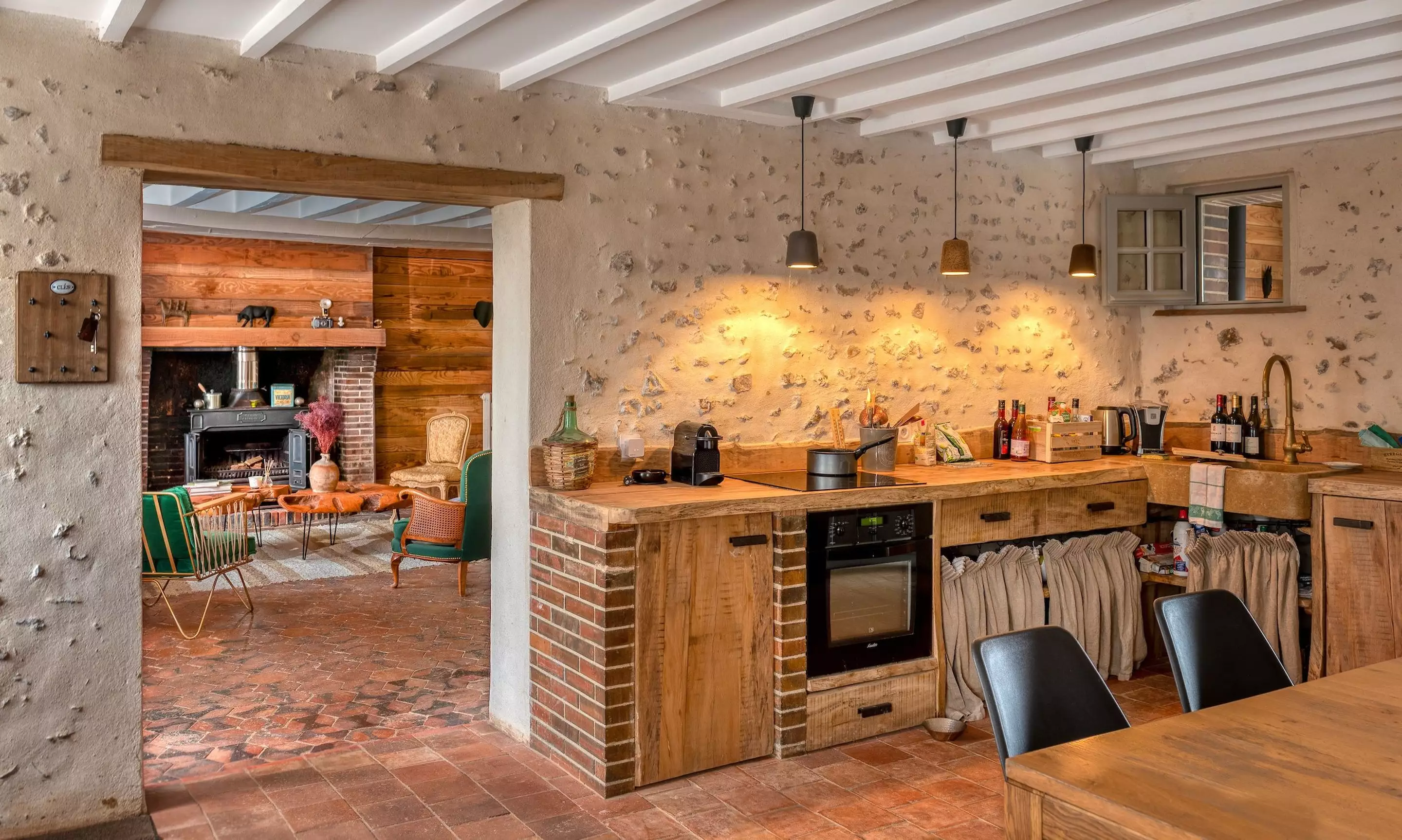 cuisine mur de pierres décoration rustique chic Villa Martinière