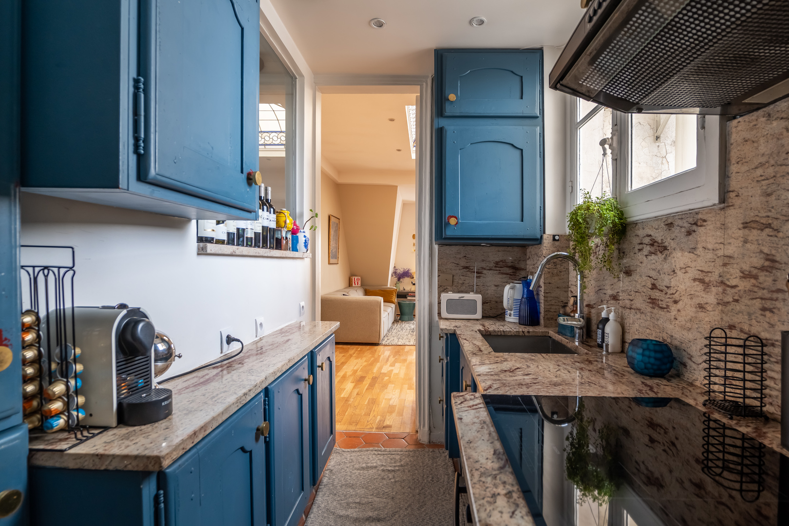 cuisine bleue et marbre appartement Paris
