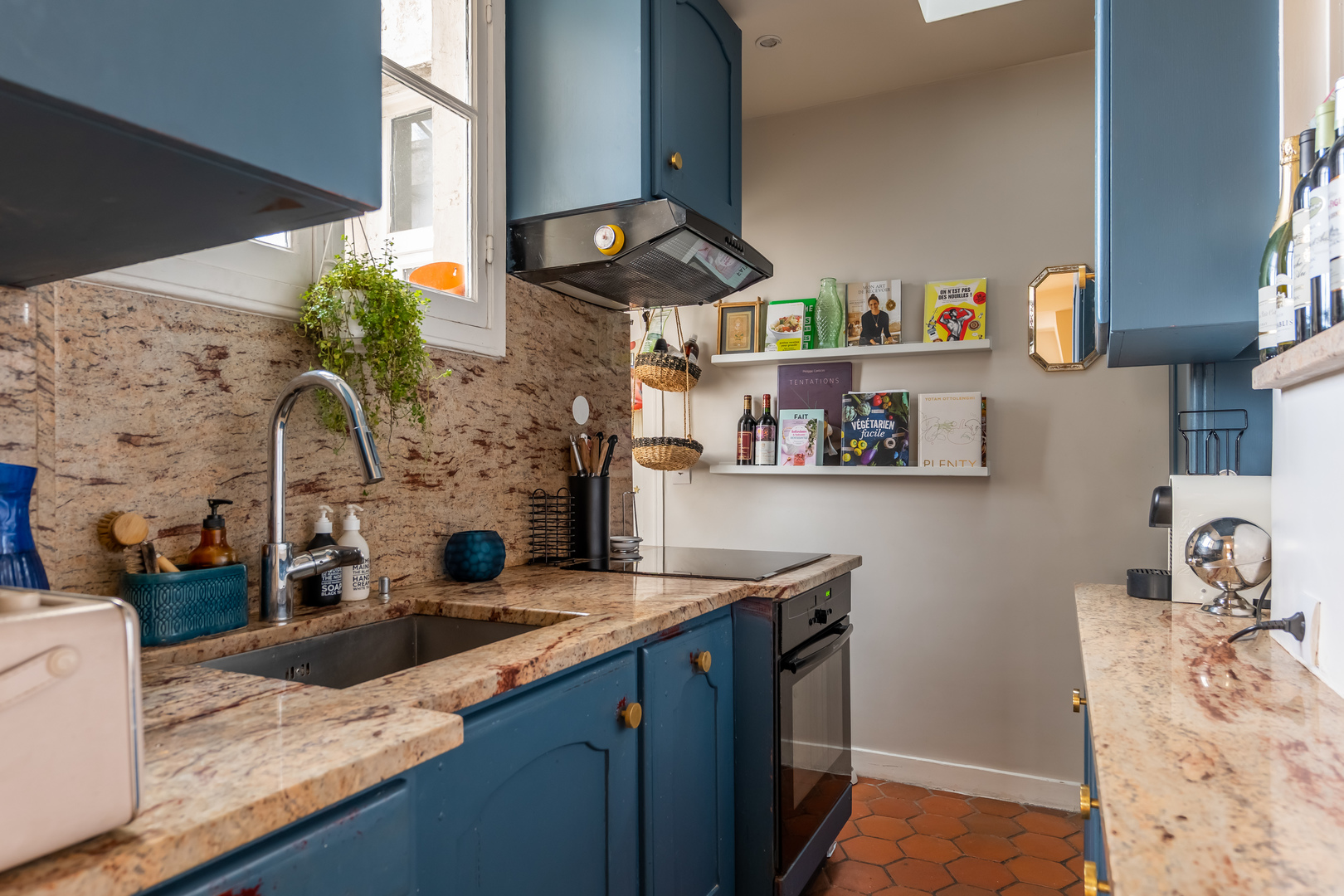 cuisine bleue et marbre appartement Paris