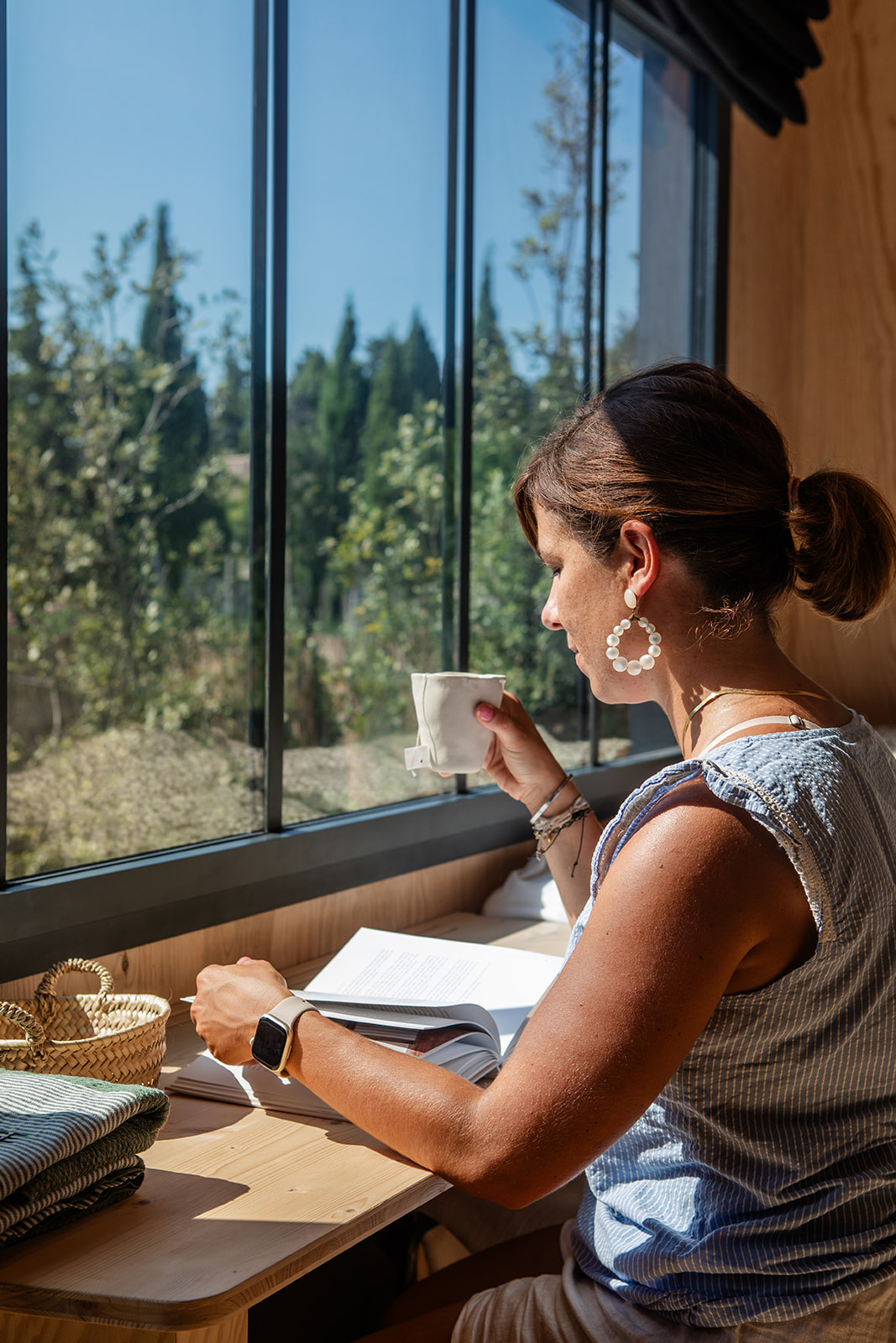 femme devant fenêtre