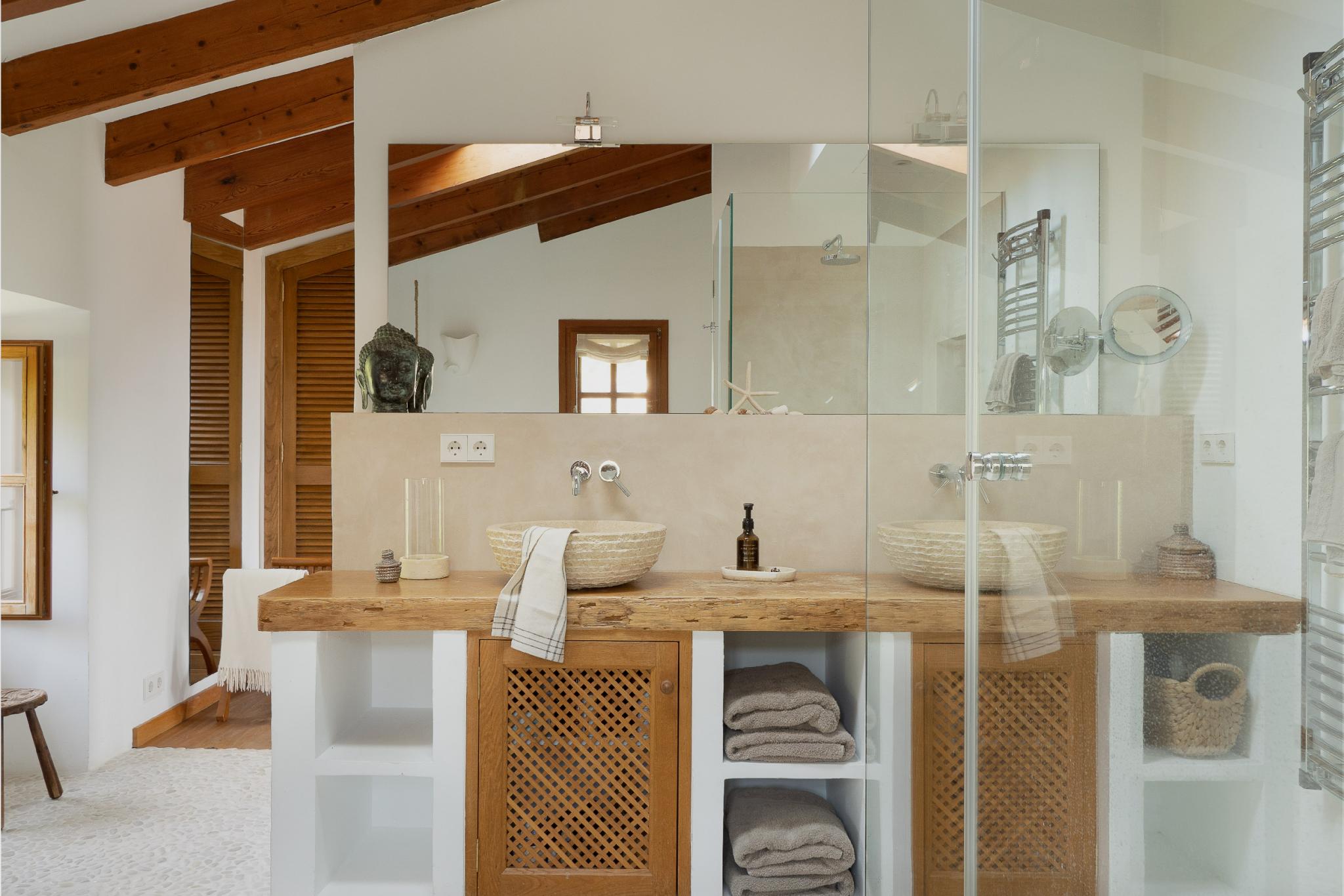 salle de bain maison en pierres Majorque salle de bain maison en pierres Majorque