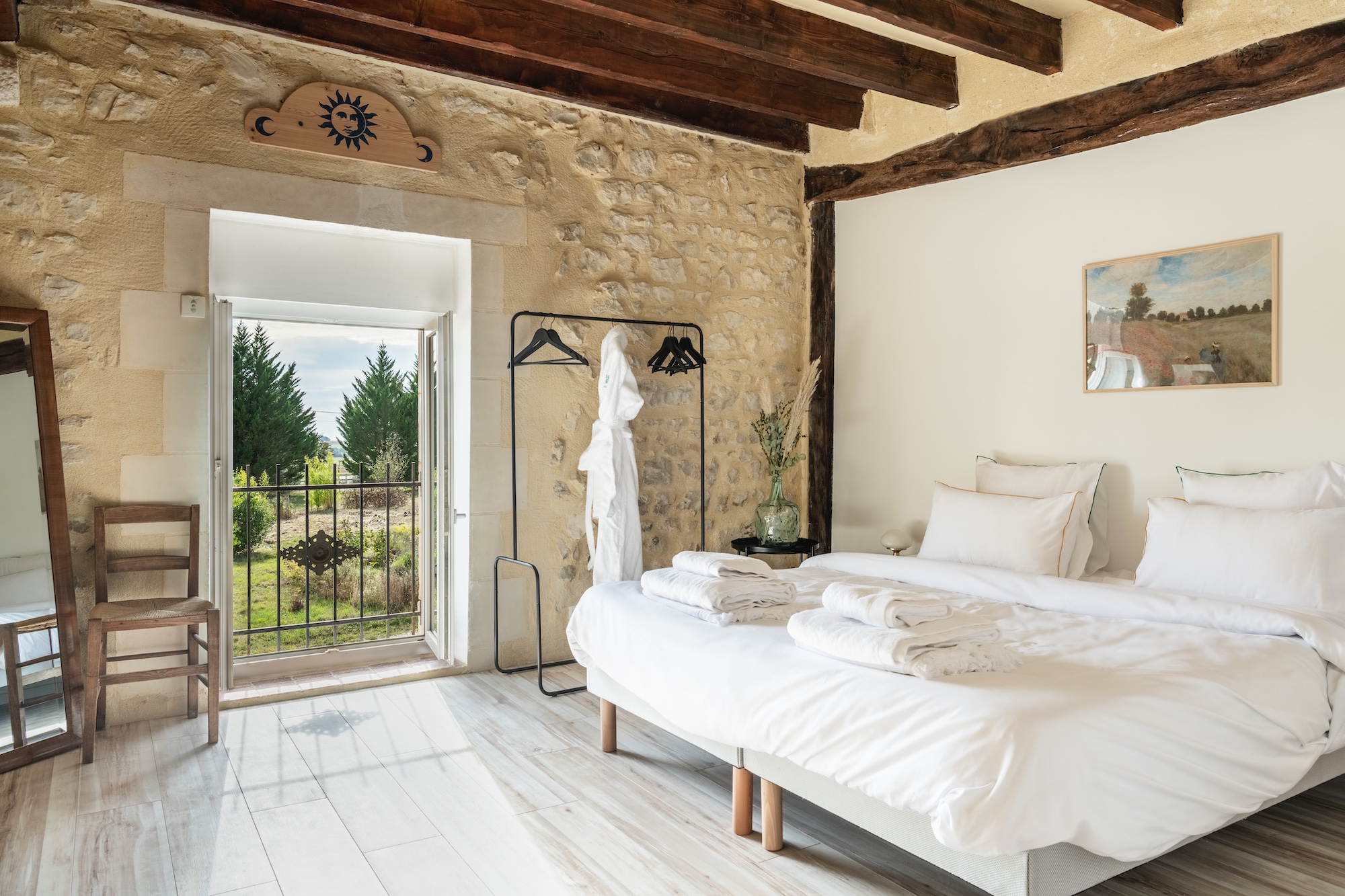 chambre mur en pierre et poutres maison de campagne La Folie Sancerroise chambre mur en pierre et poutres maison de campagne La Folie Sancerroise