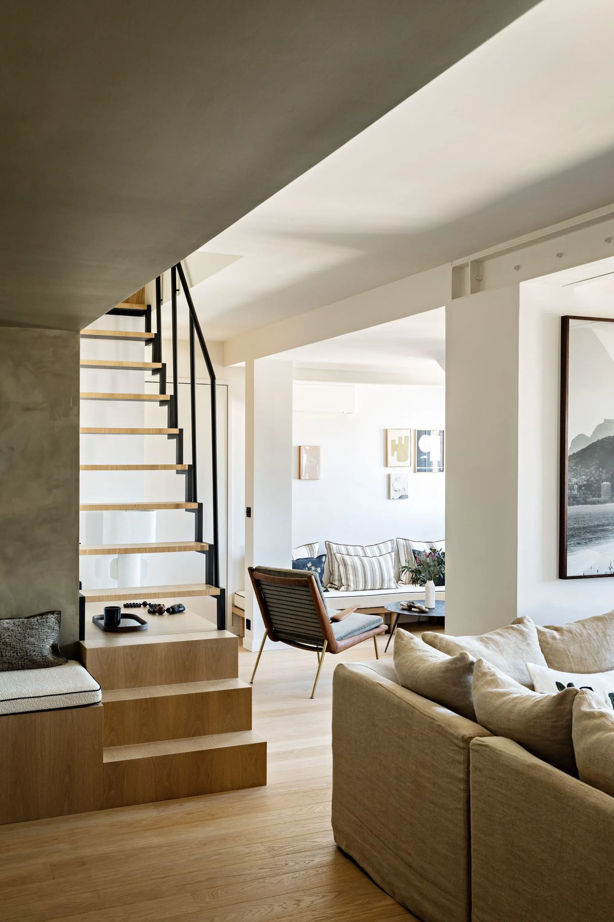 salon duplex Paris avec escalier décoration design salon duplex Paris avec escalier décoration design