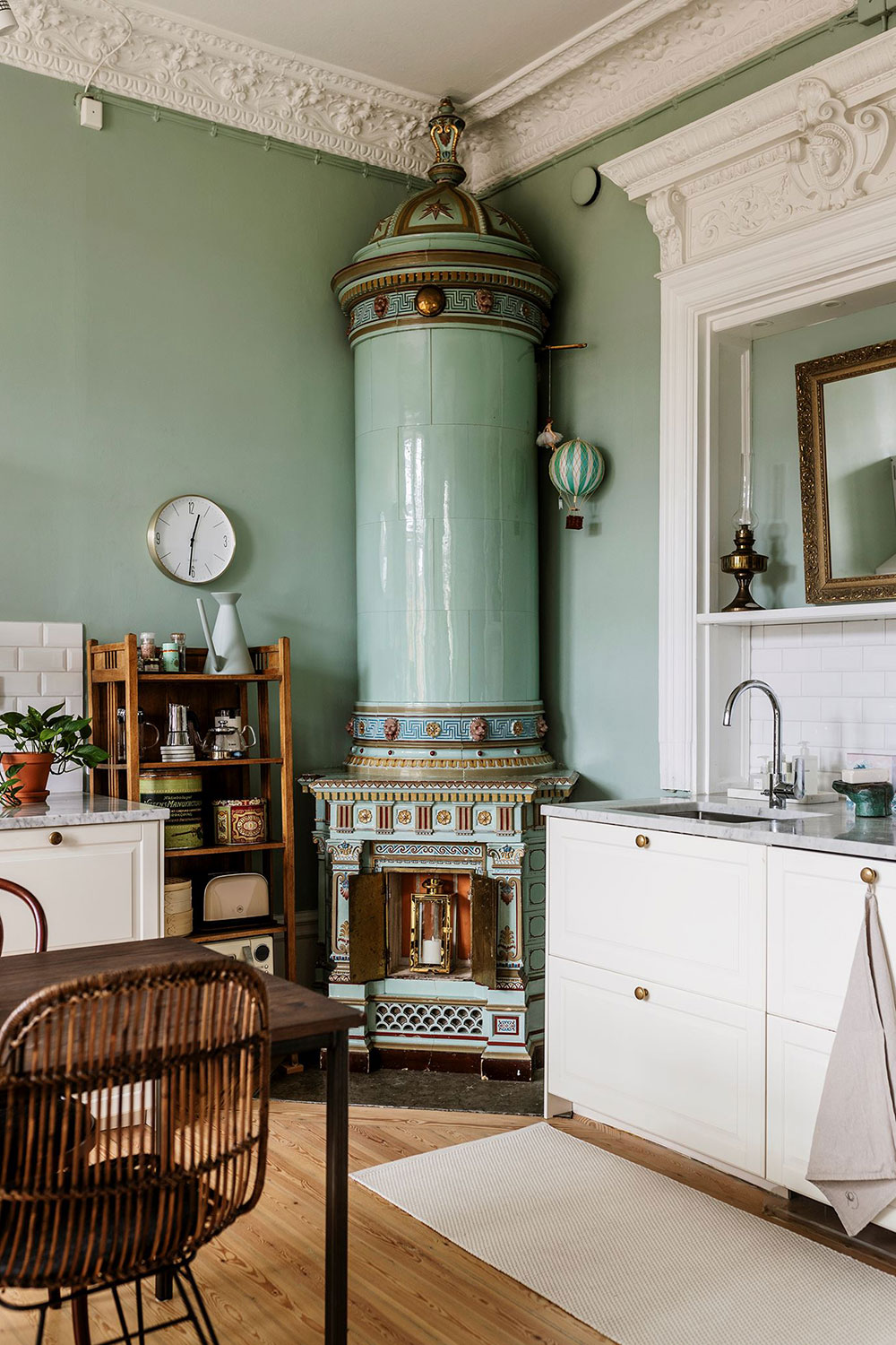 cuisine mur vert avec cheminée ancienne décoration classique chic cuisine mur vert avec cheminée ancienne décoration classique chic