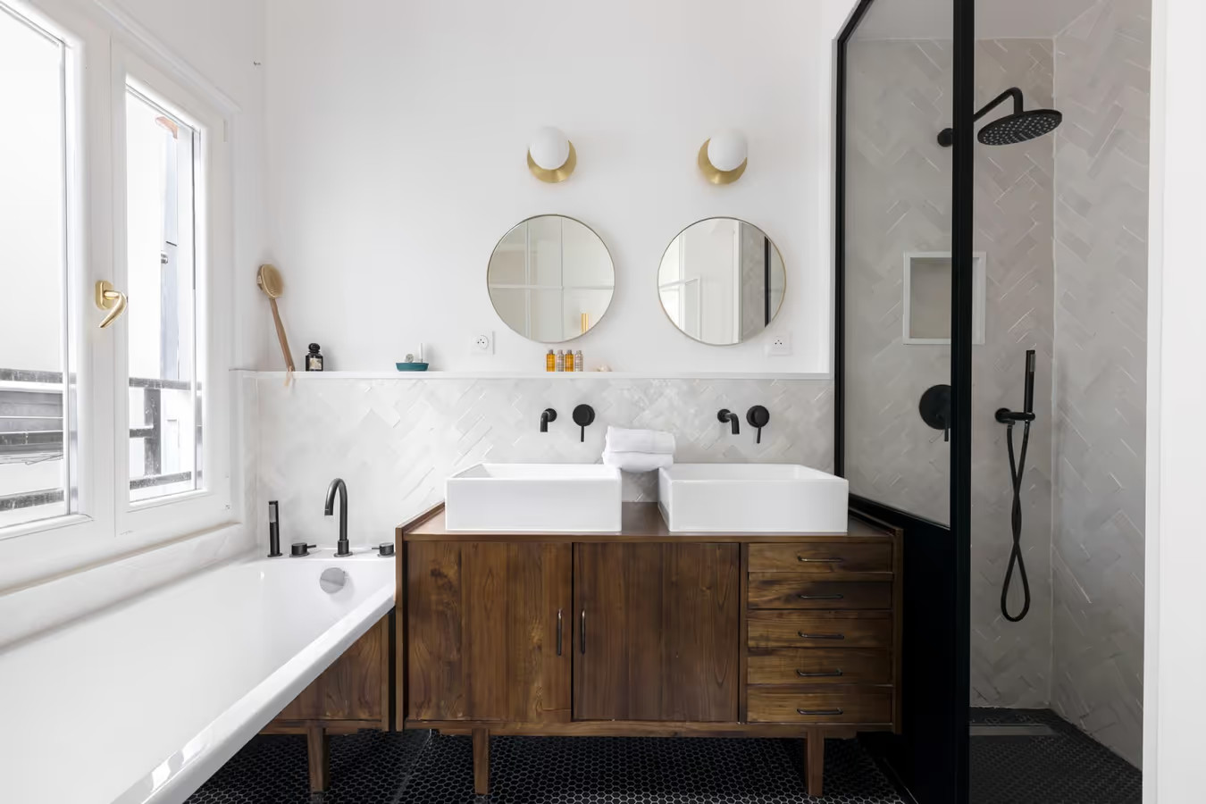 salle de bain design bois et blanche appartement Paris 