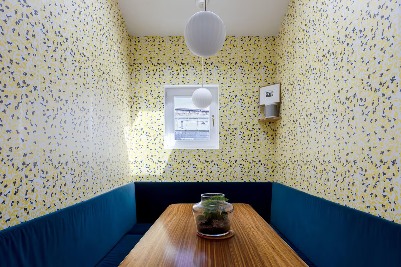 salle à manger bleue et jaune 