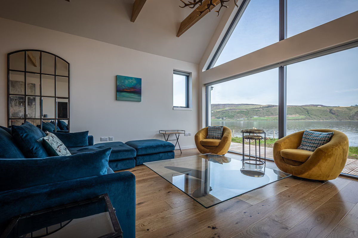 salon avec pignon vitré maison en bois Tides Ile de Skye salon avec pignon vitré maison en bois Tides Ile de Skye