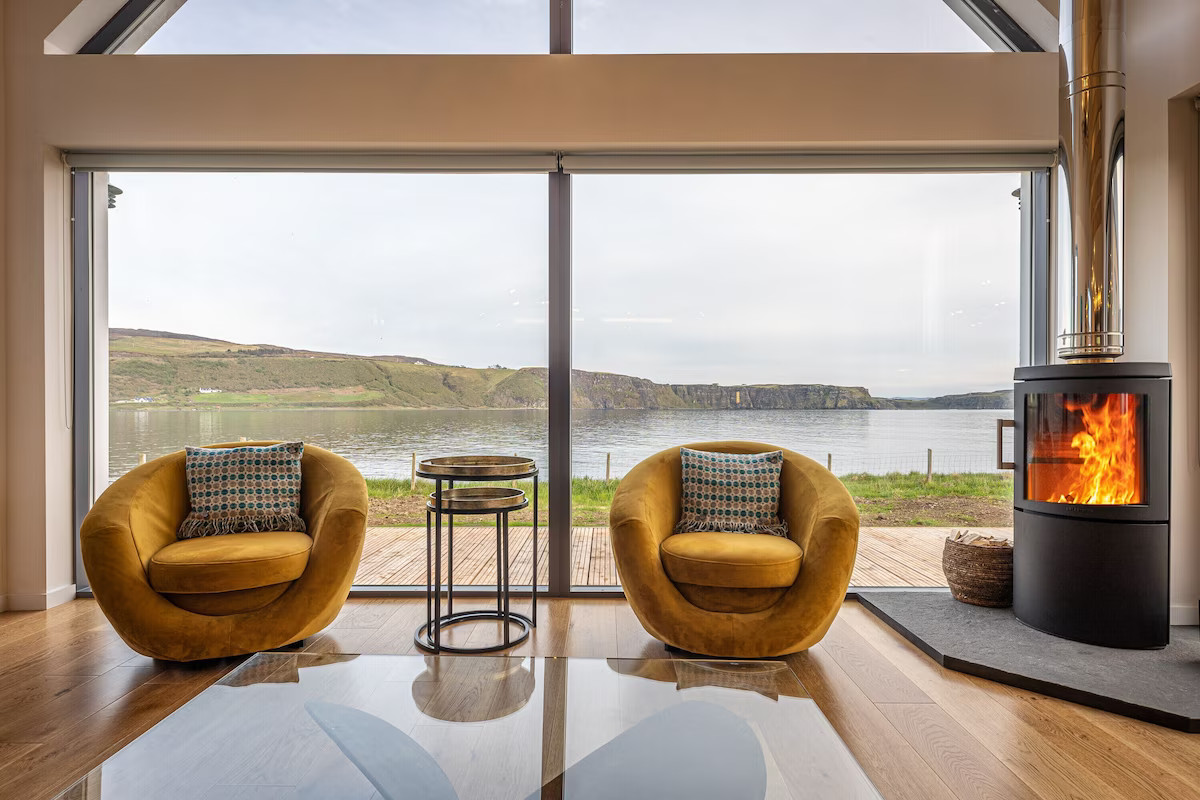 salon avec poêle maison en bois Tides Ile de Skye salon avec poêle maison en bois Tides Ile de Skye