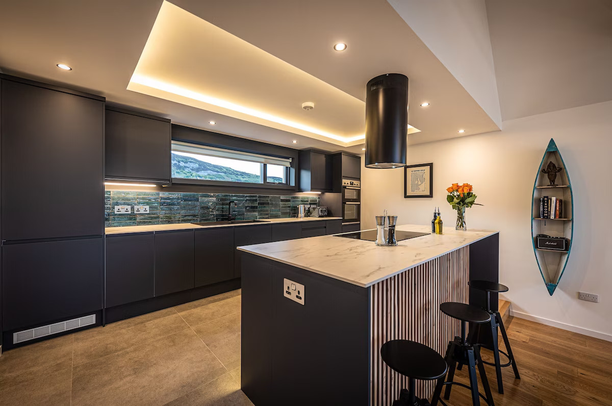 cuisine ouverte noire maison en bois Tides Ile de Skye cuisine ouverte noire maison en bois Tides Ile de Skye