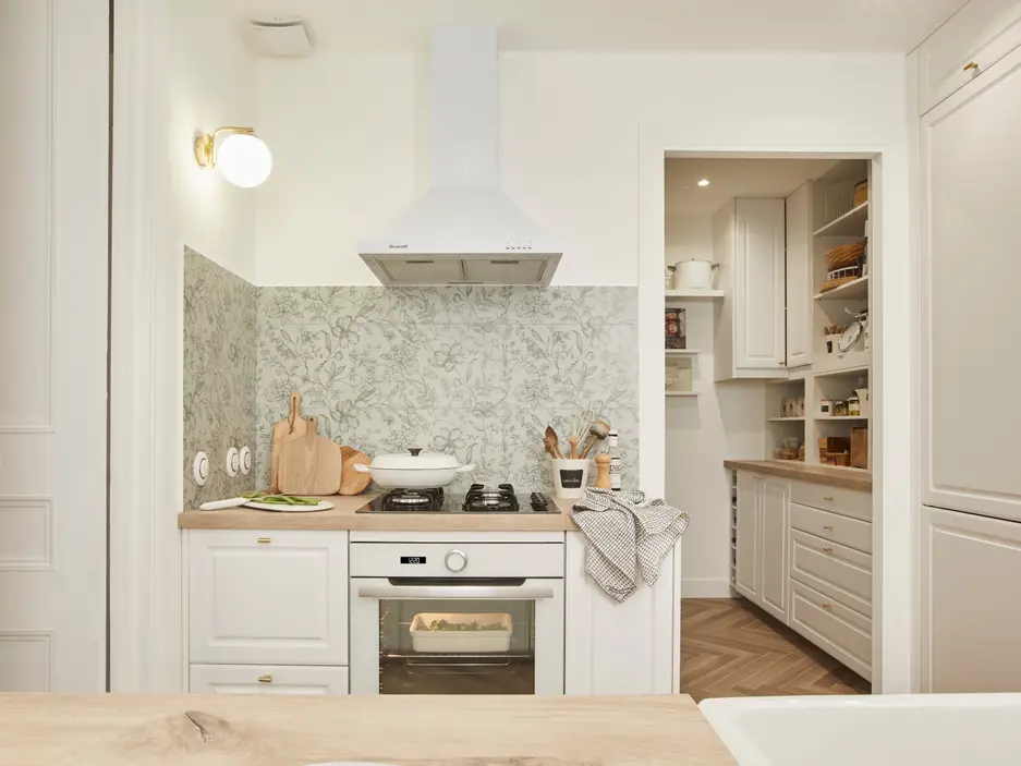 papier-peint floral dans cuisine blanche