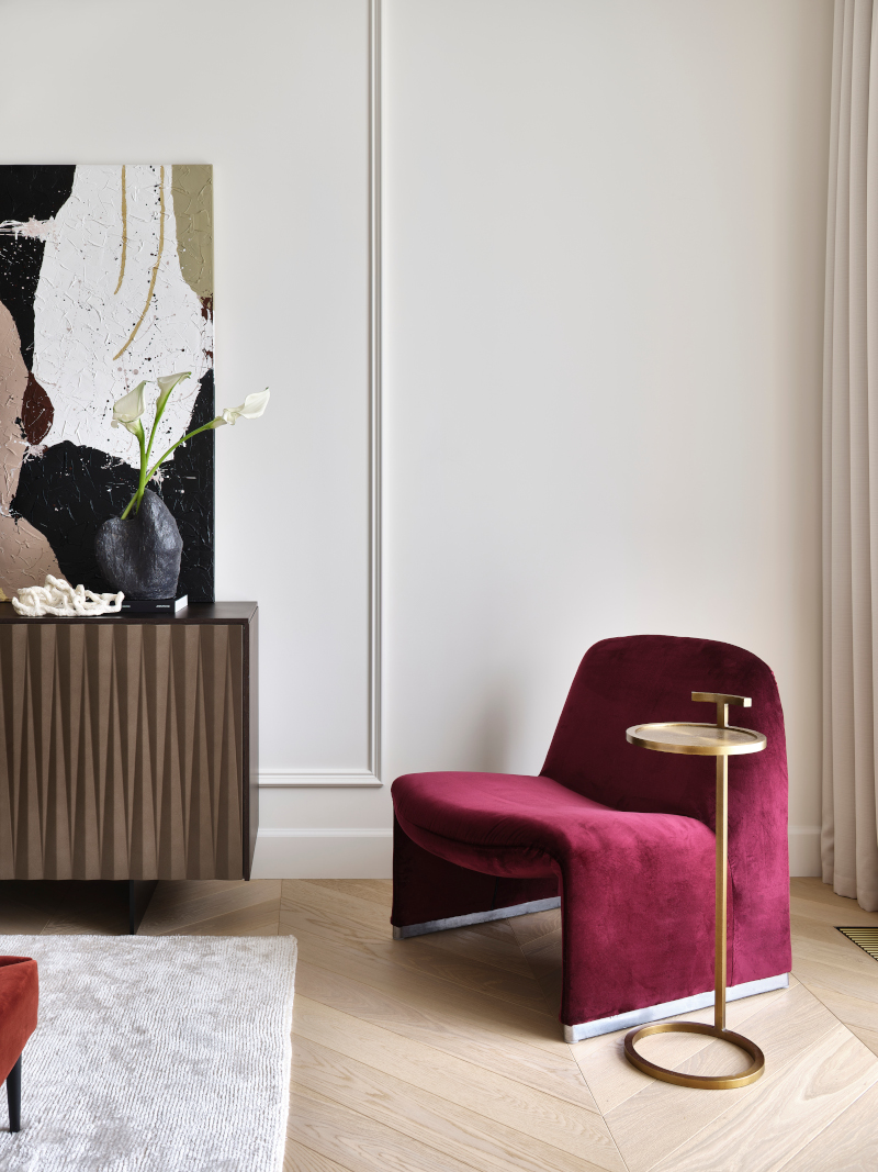 salon avec fauteuil velours rouge