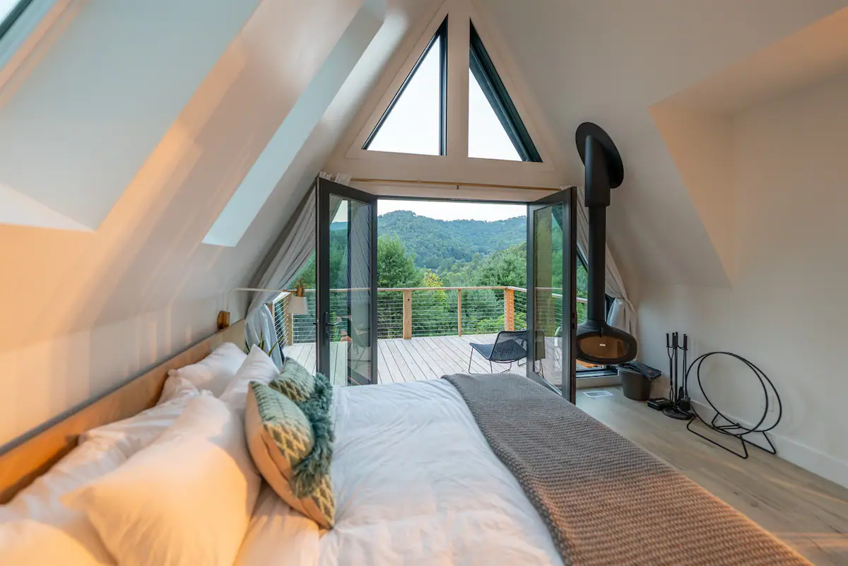 chambre avec cheminée suspendue maison A-Frame chambre avec cheminée suspendue maison A-Frame