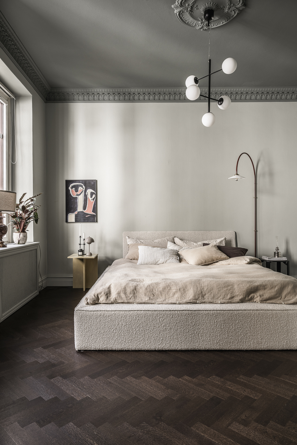 chambre plafond gris avec moulures décoration scandinave