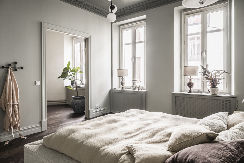 chambre contemporaine dans appartement haussmannien