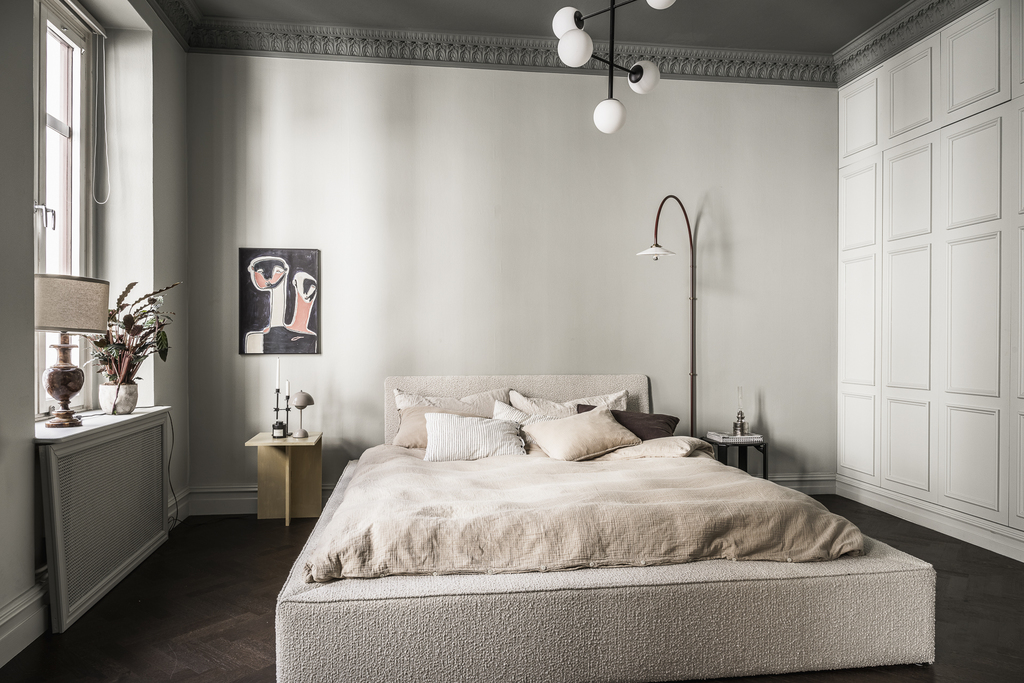 chambre contemporaine avec placard dans appartement haussmannien