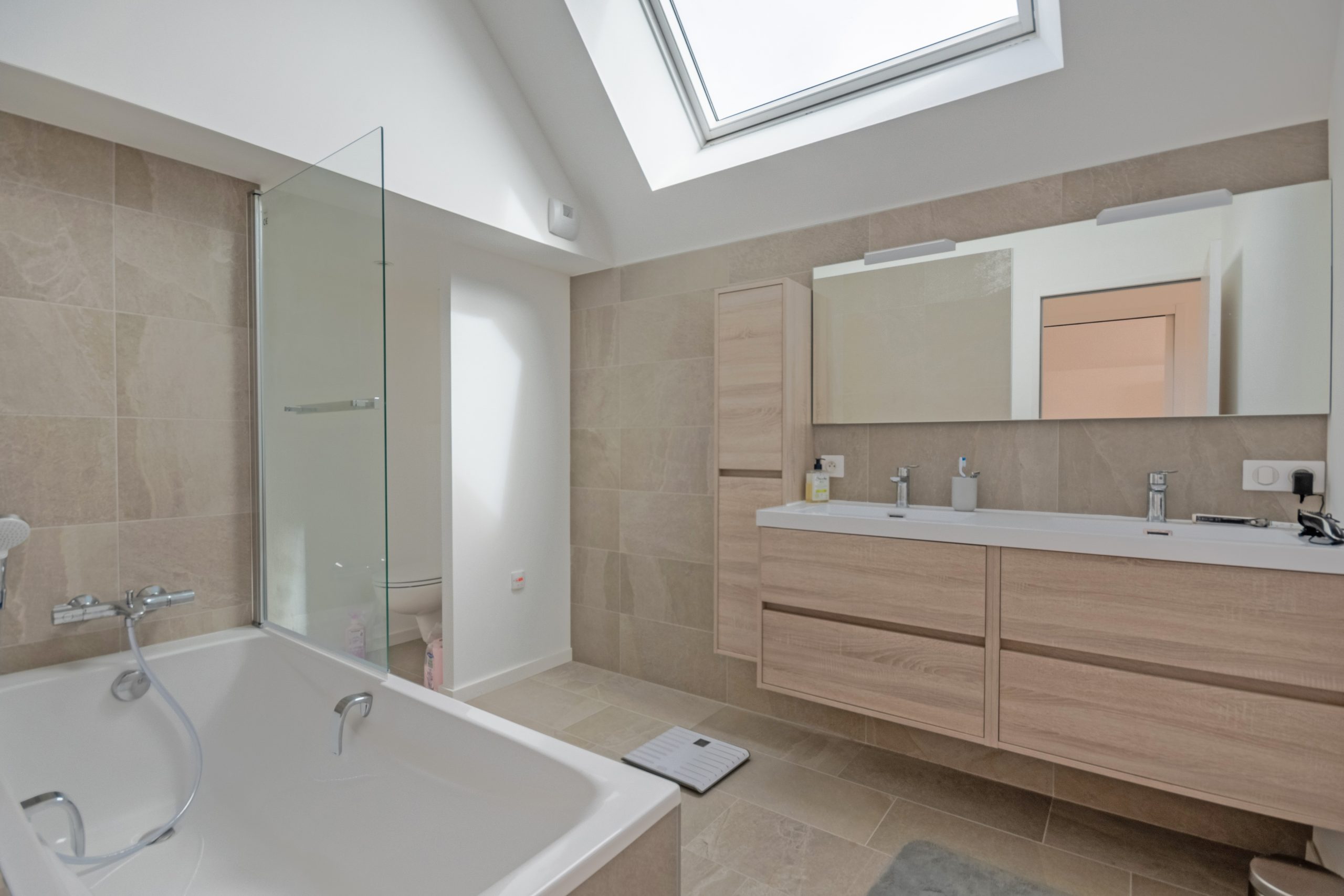 salle de bain avec velux maison Bretagne par architecte salle de bain avec velux maison Bretagne par architecte