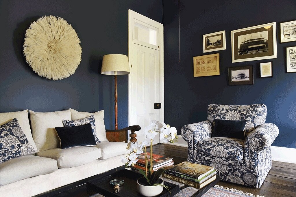 salon murs bleus décoration rustique chic Post & Telegraph salon murs bleus décoration rustique chic Post & Telegraph