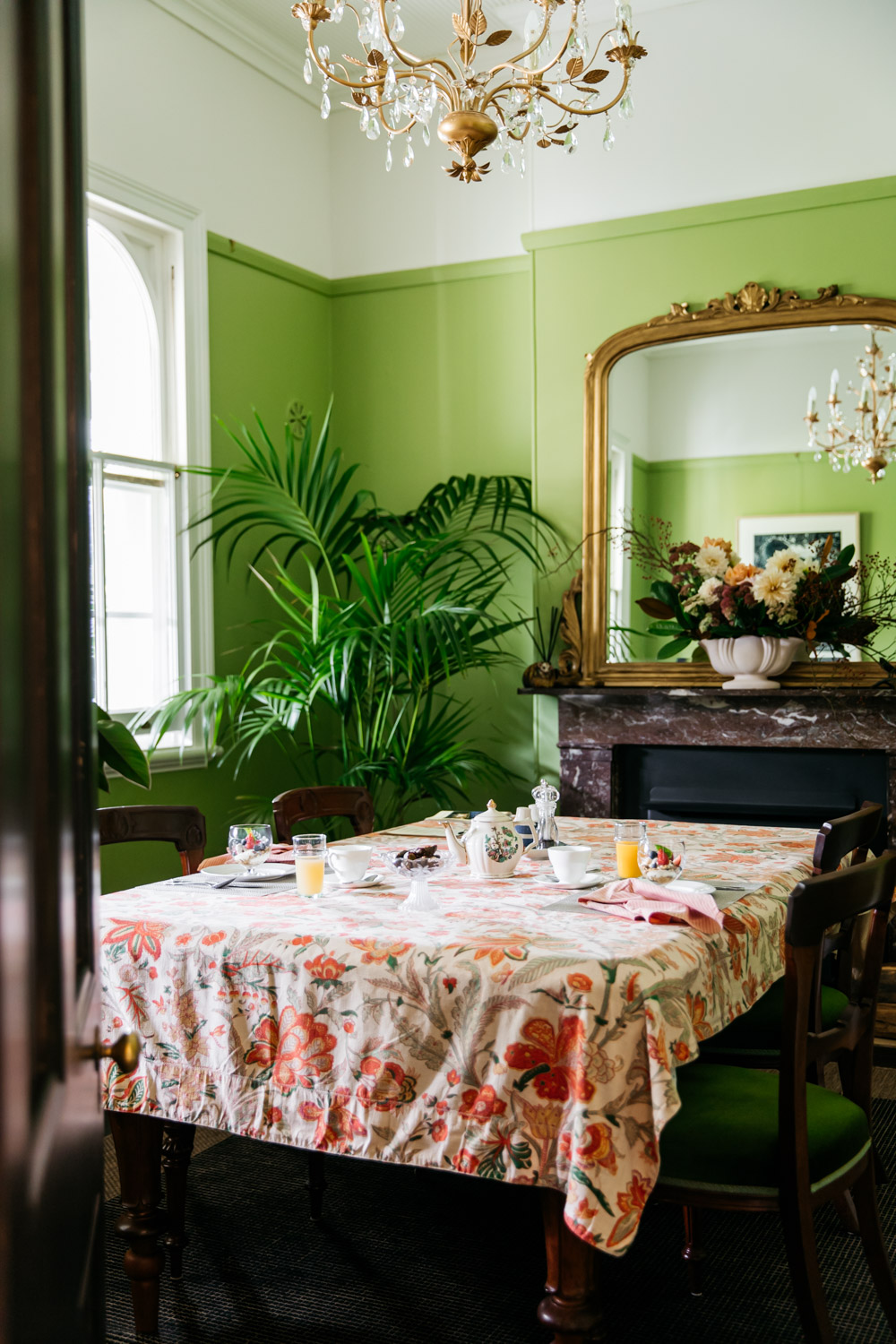 salle à manger murs verts décoration rustique chic Post & Telegraph salle à manger murs verts décoration rustique chic Post & Telegraph