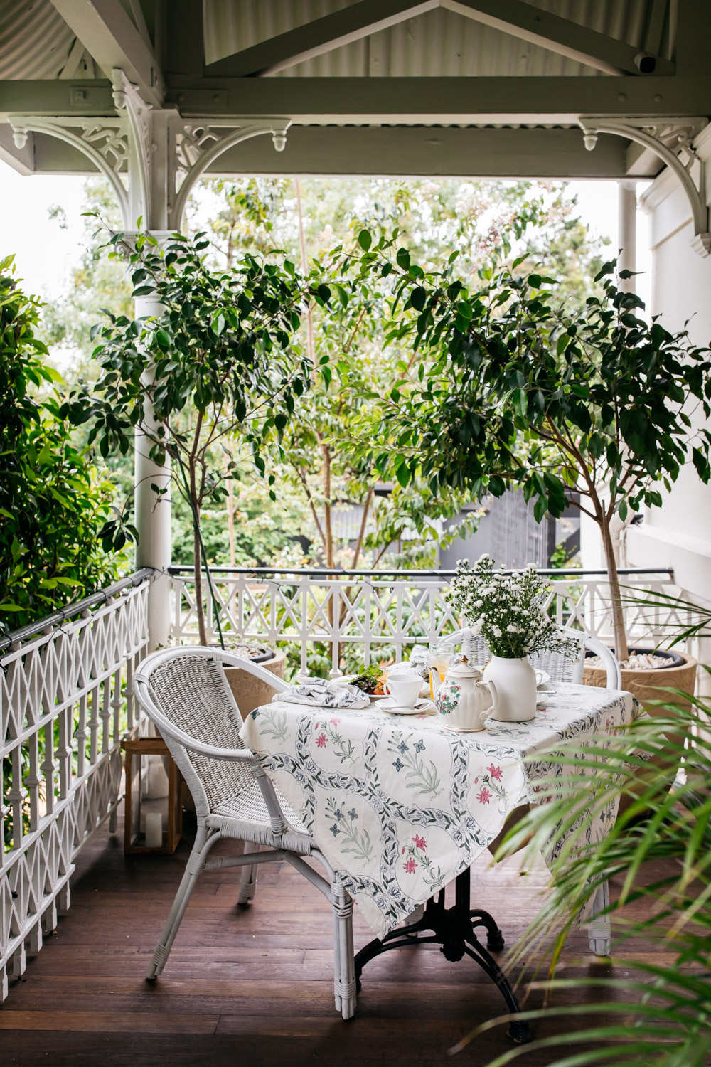 salle à manger sur terrasse décoration rustique chic Post & Telegraph salle à manger sur terrasse décoration rustique chic Post & Telegraph