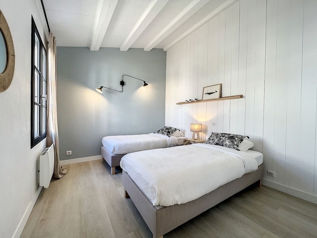 chambre à deux lits mur bleu clair maison Ile de Ré chambre à deux lits mur bleu clair maison Ile de Ré
