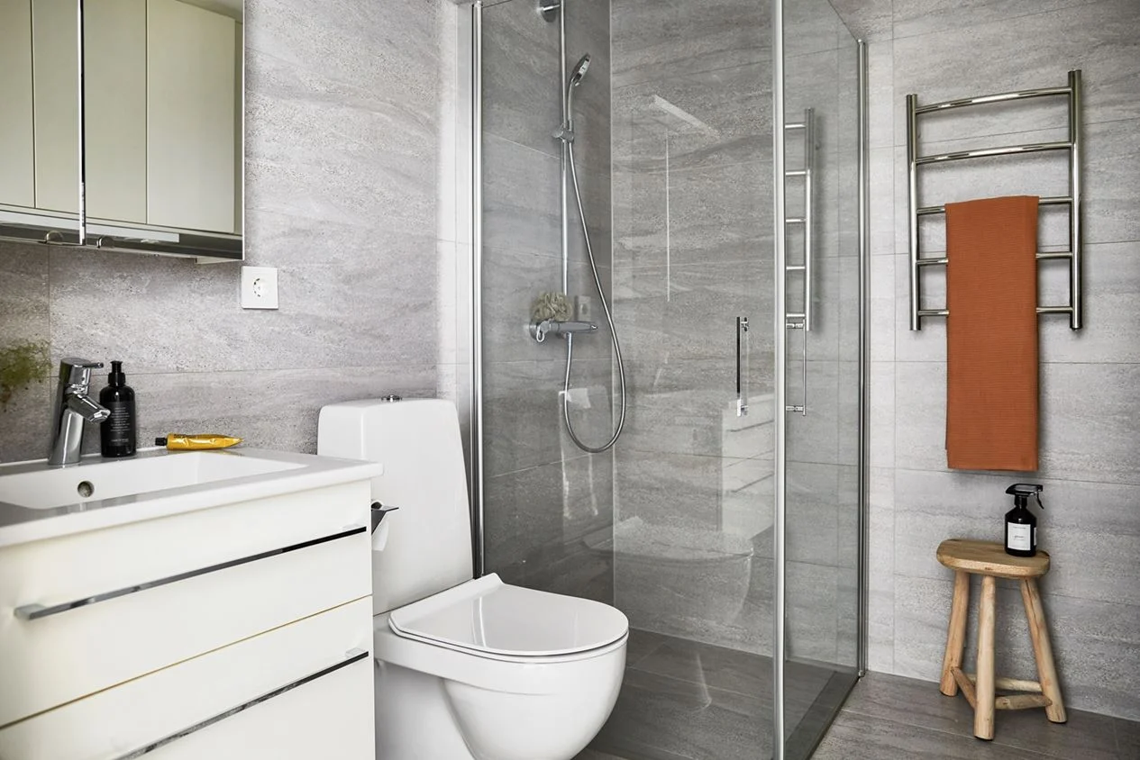 salle de bain grise et blanche décoration design