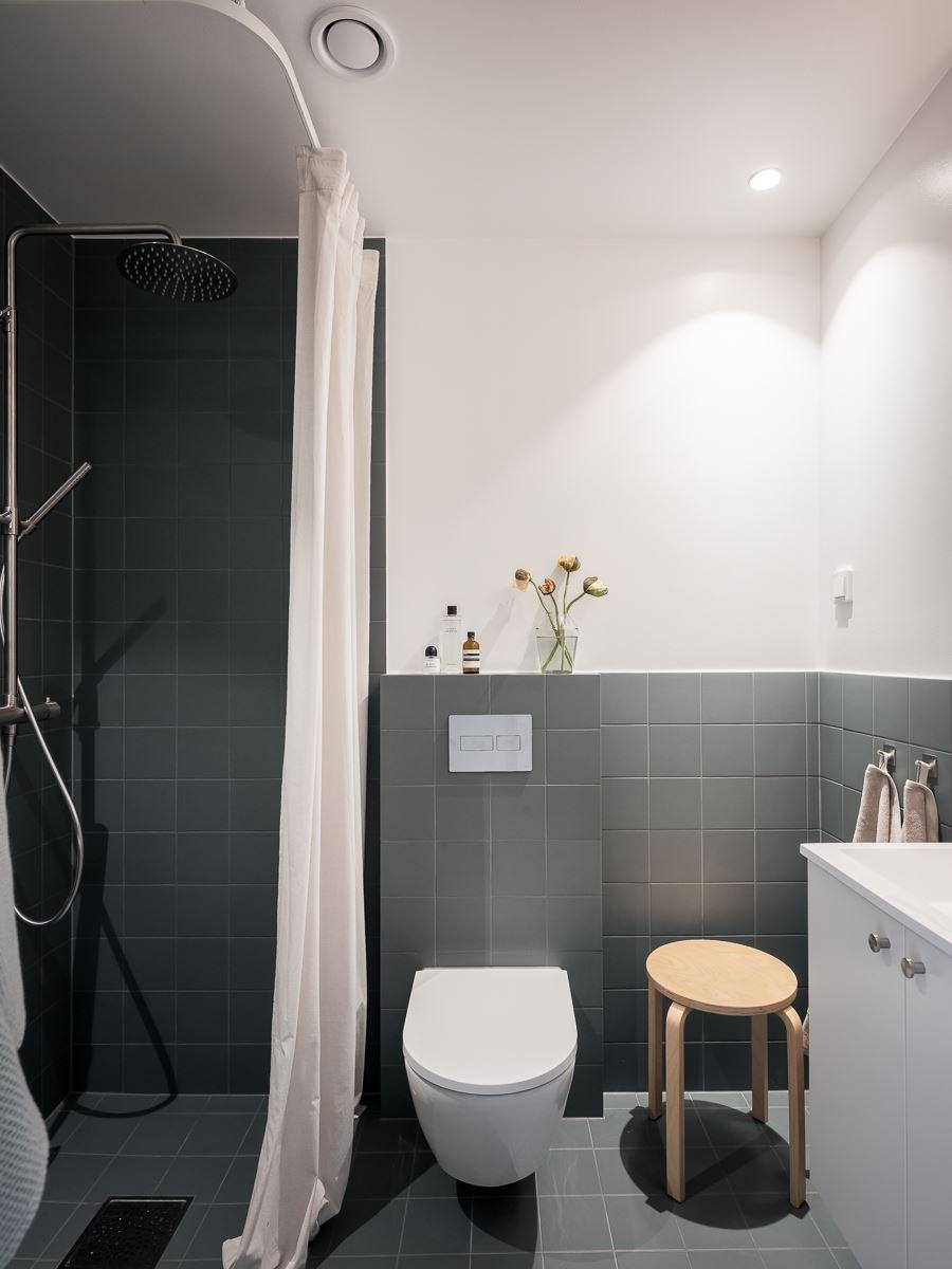 salle de bain grise et blanche