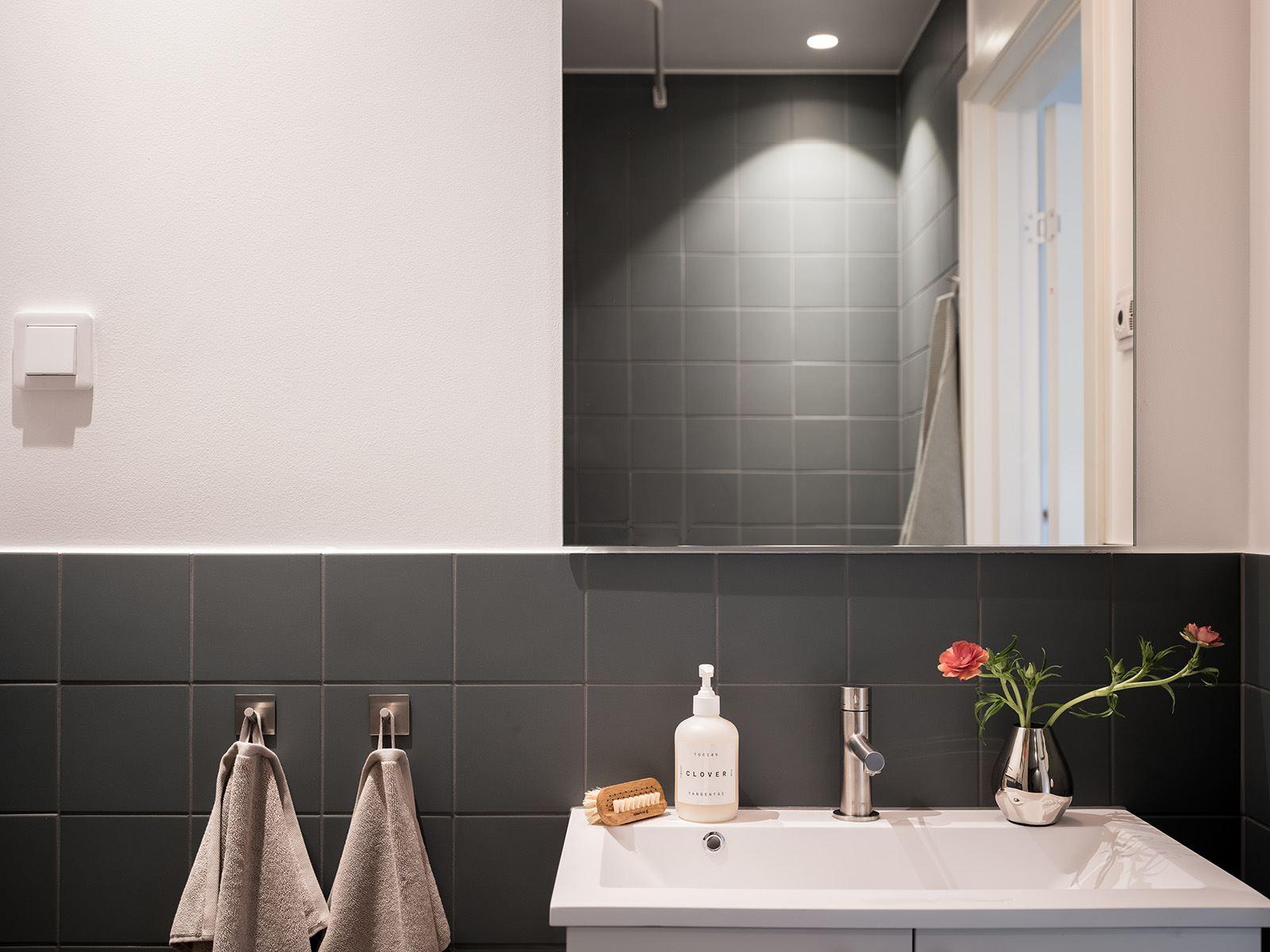 salle de bain grise et blanche